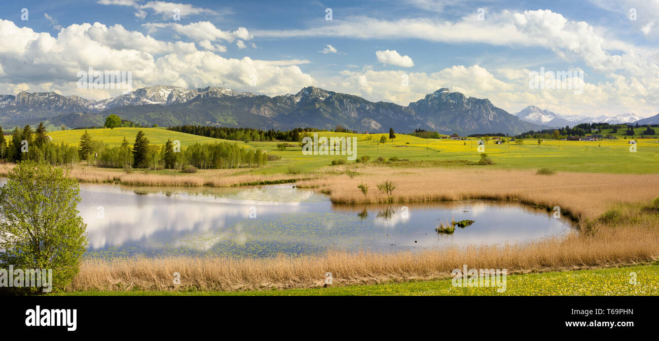 Breites panorama Landschaften in Bayern mit Alpen Berge und See Stockfoto
