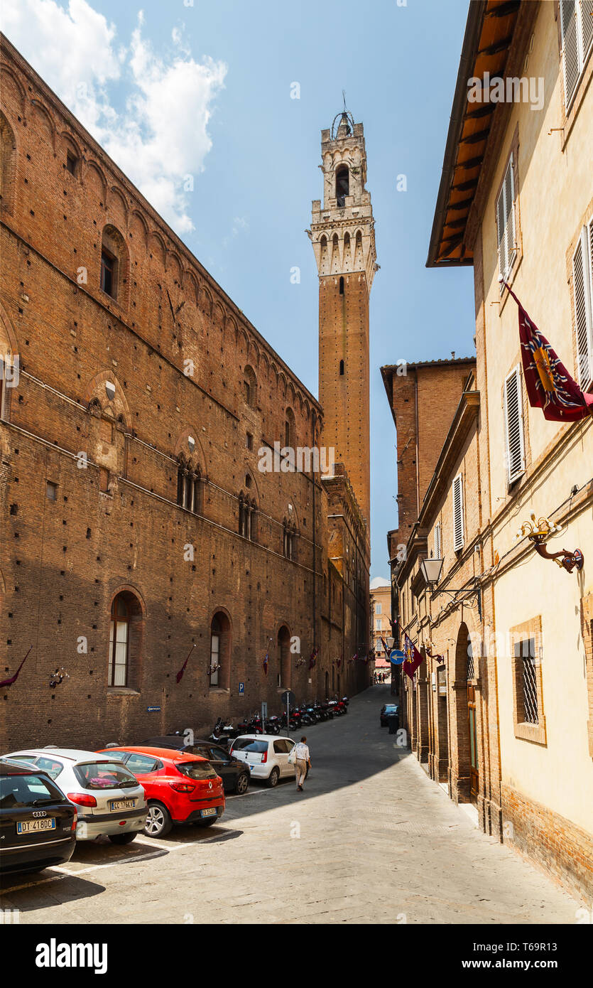 Die Straßen von Siena führen zu Piazza del Campo. Italien Stockfoto