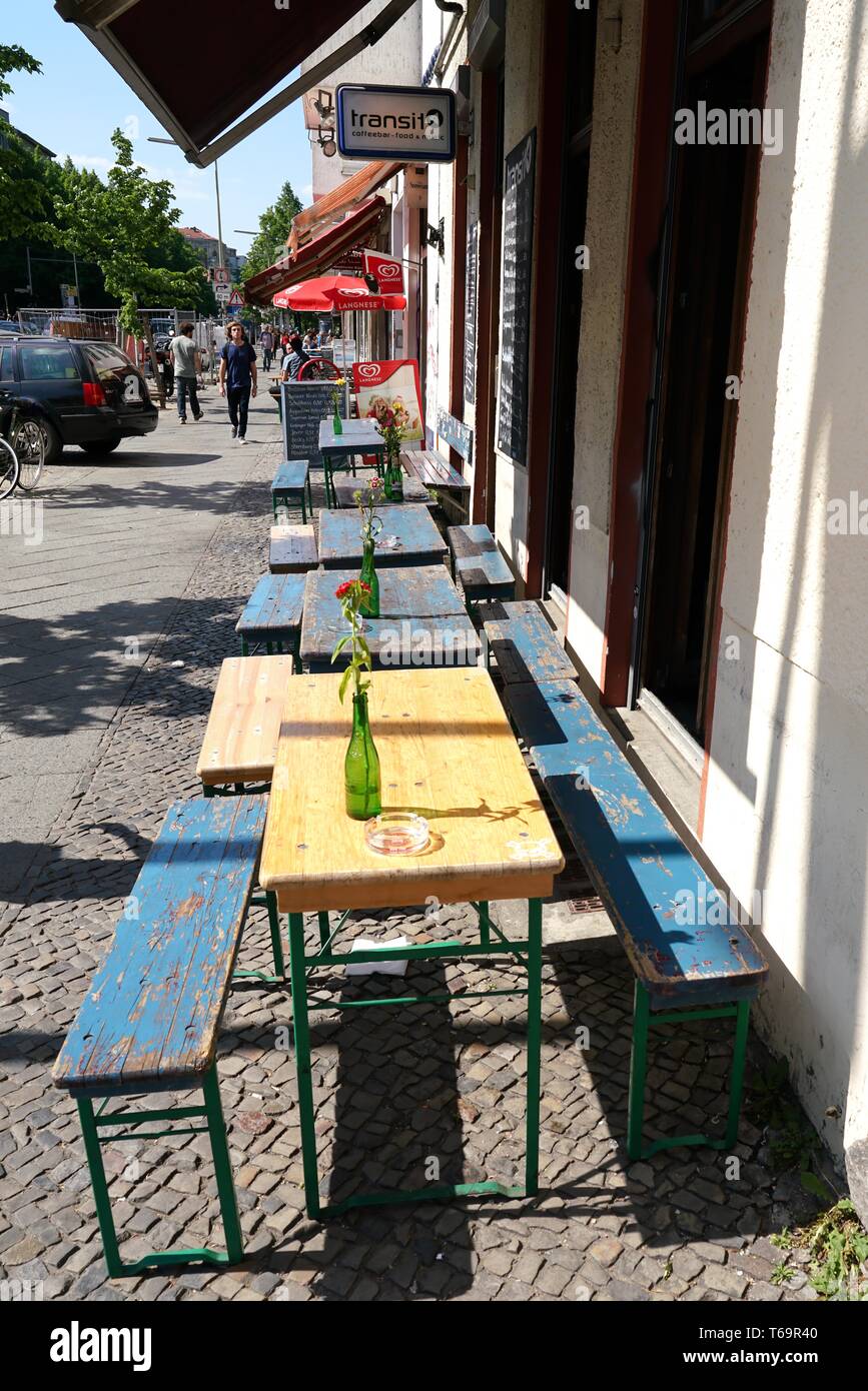 Street Cafe mit keine Gäste in Berlin-Kreuzberg. Stockfoto