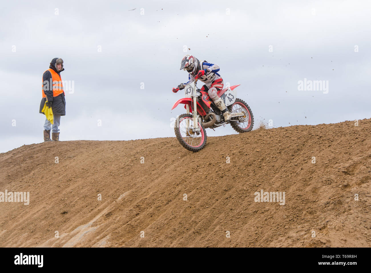 Volgograd, Russland - 19. April 2015: Motorrad Racer bewegt sich über den Hügel, ein freiwilliger ihn an, zum Zeitpunkt der Op suchte Stockfoto