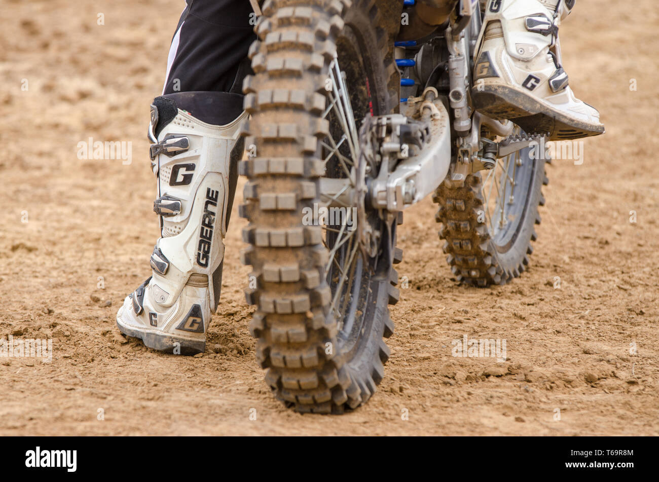 Volgograd, Russland - 19. April 2015: Sitzt hinten Rad Motorrad auf dem Motorrad-Rennfahrer in der Phase der offenen Meisterschaften Stockfoto