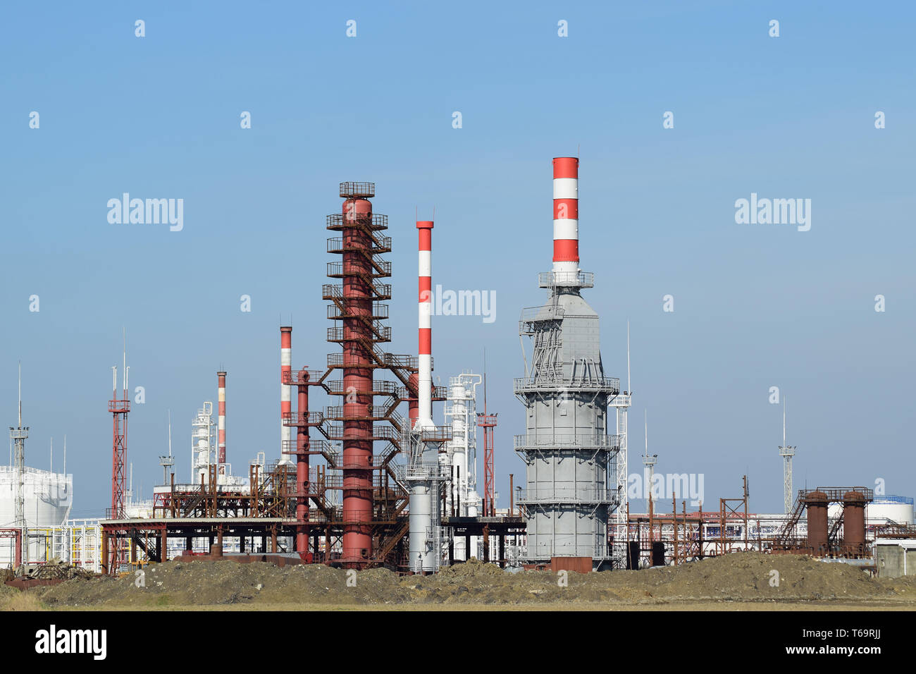 Destillationskolonnen, Rohre und andere Ausrüstung-Öfen-Raffinerie. Stockfoto
