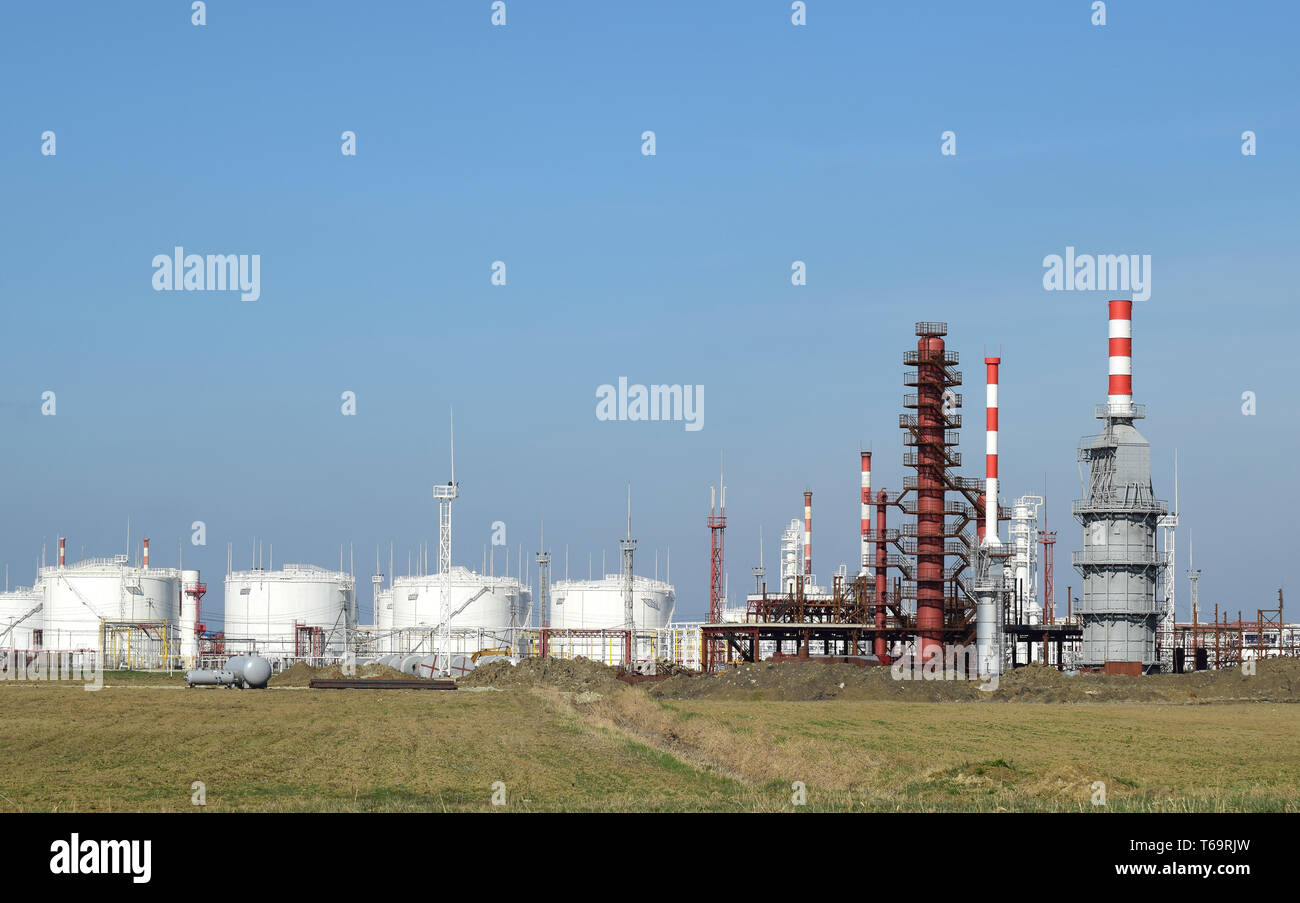 Destillationskolonnen, Rohre und andere Ausrüstung-Öfen-Raffinerie. Stockfoto