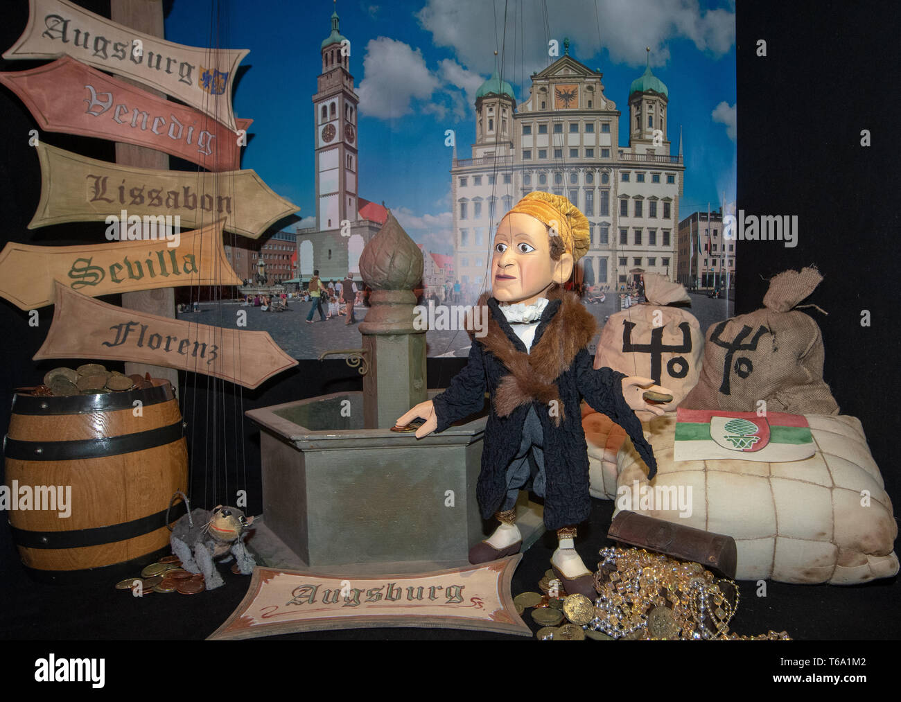 Augsburg, Deutschland. 30 Apr, 2019. Im Augsburger Puppentheatermuseum 'Die  Kiste' gibt es eine Marionette, die Jakob Fugger in einem Szenario mit dem  Augsburger Rathaus und Wegweiser, die Routen zu handeln. Das Museum