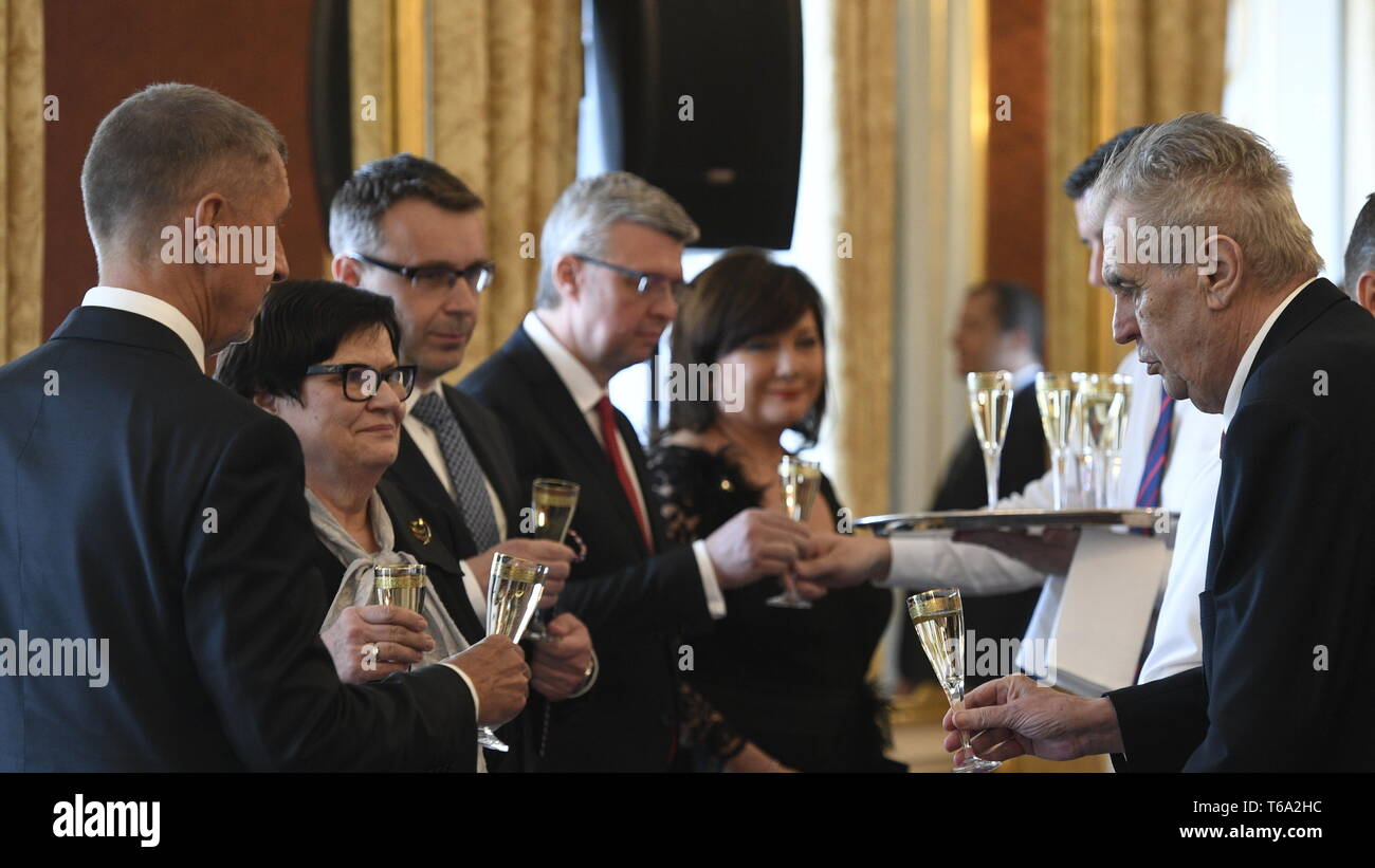 Der tschechische Präsident Milos Zeman (rechts) ernannt Die neuen Industrie und Handel, Justiz und Verkehrsminister, Karel Havlicek (2 n 4. von links), Marie Benesova (2. von links) und Vladimir Kremlik (3. von links), alle für ANO, am 30. April 2019 in Prag, Tschechische Republik. Sie ersetzt die ANO Minister Marta Novakova (Industrie und Handel), Jan Knezinek (Gerechtigkeit) und Dan Tok (Verkehr). Zeman ernannte auch Havlicek und Finanzminister Alena Schillerova (ANO) als neue stellvertretende Premierminister nach der Entlassung Umweltminister Richard Brabec (ANO) vom stellvertretenden PM. Auf der linken Seite ist s Stockfoto