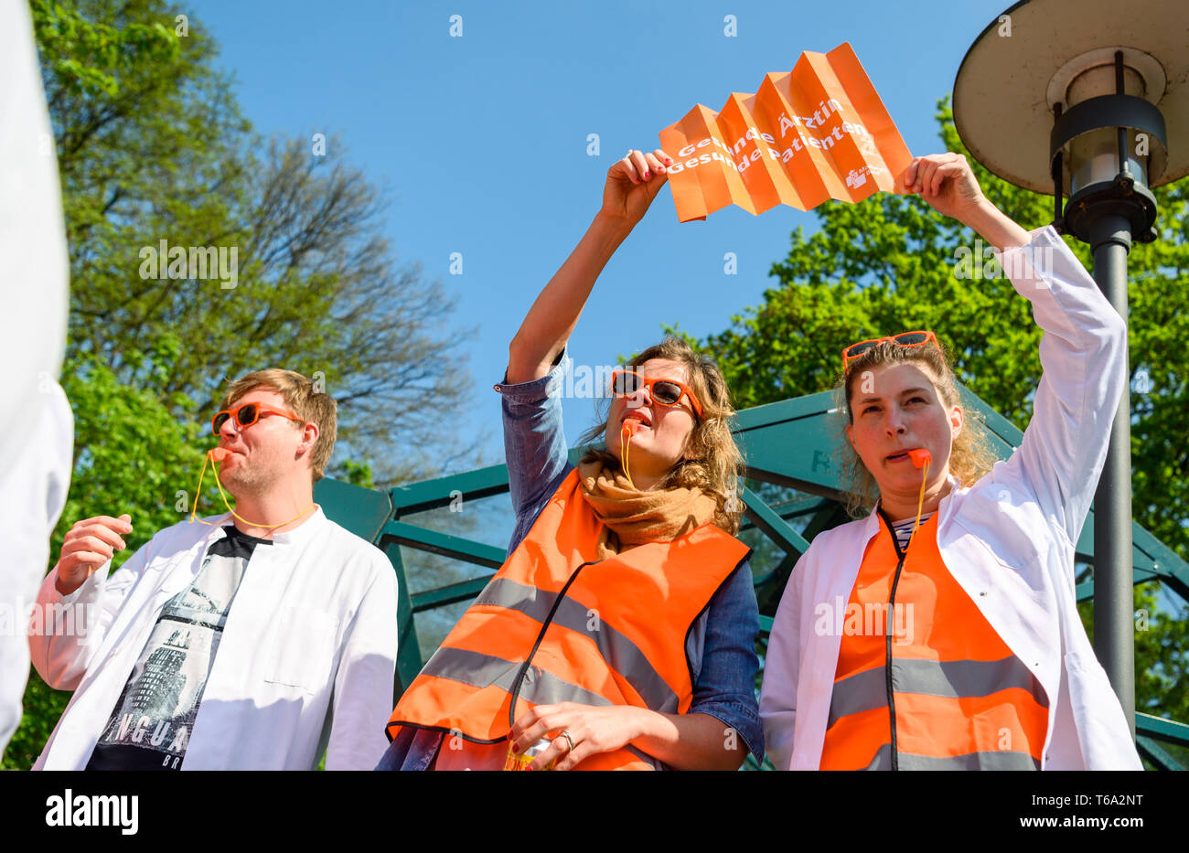 Oldenburg, Deutschland. 30 Apr, 2019. Zwei Ärzte aus der kommunalen Krankenhäuser in Niedersachsen stehen vor dem Oldenburger Klinik bei einem Warnstreik mit einem Karton Schild "Gesund Arzt - gesunde Patienten. Die medizinische Organisation Marburger Bund hat für den Warnstreik aufgerufen. Credit: mohssen Assanimoghaddam/dpa/Alamy leben Nachrichten Stockfoto