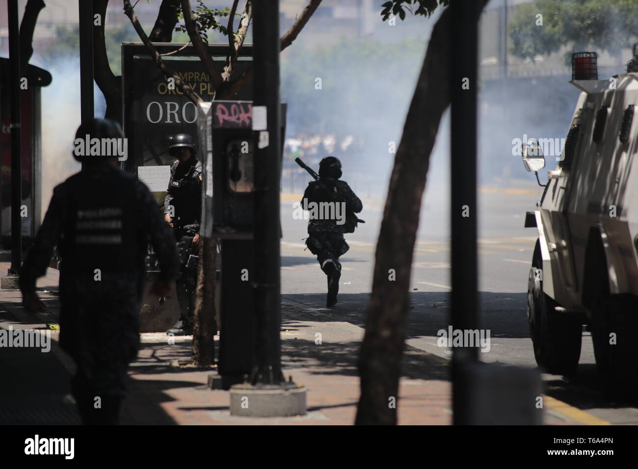 Caracas, Venezuela. 30 Apr, 2019. Nationalgarde Soldaten sind im Einsatz gegen die Demonstranten. Nach dem Aufstand einiger Soldaten gegen die Regierung Venezuelas Präsident Maduro, Demonstranten und Regierung - loyale Sicherheitskräfte in der Hauptstadt Caracas haben hart gekämpft. Credit: Rafael Hernandez/dpa/Alamy leben Nachrichten Stockfoto