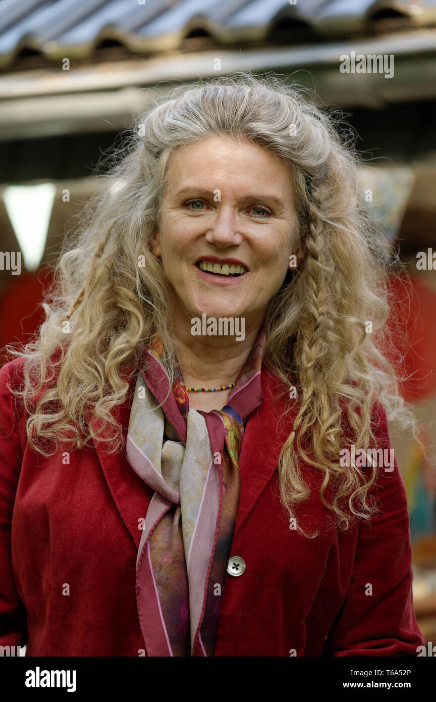 Köln, Deutschland. 30 Apr, 2019. Barbara Sukowa, Schauspielerin, ist bei einem Fotoshooting für den Film "Enkel für Anfänger' auf einem Filmset. Quelle: Henning Kaiser/dpa/Alamy leben Nachrichten Stockfoto