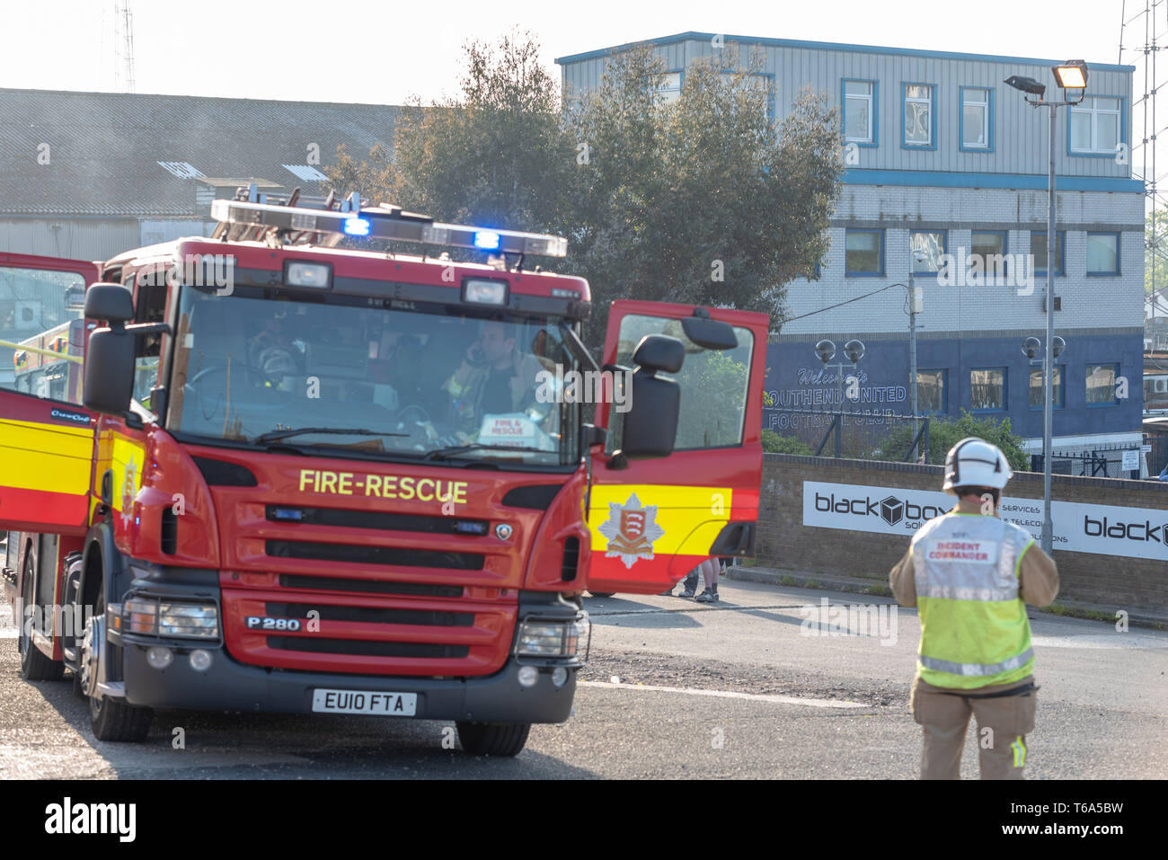 Essex Feuerwehr erfolgreich zu einem Brand, der kurz nach 17.20 Uhr in einem Lager auf der linken Seite der weit Post Bar Eingang an Southend United Football Ground, Wurzeln Halle brach besucht. Paletten mit Kunstrasen der ehemaligen David Beckham Academy gefangen. Die Polizei berichtet, wie die Behandlung der Feuer als bewusste. Keine Verletzungen berichtet. Stockfoto