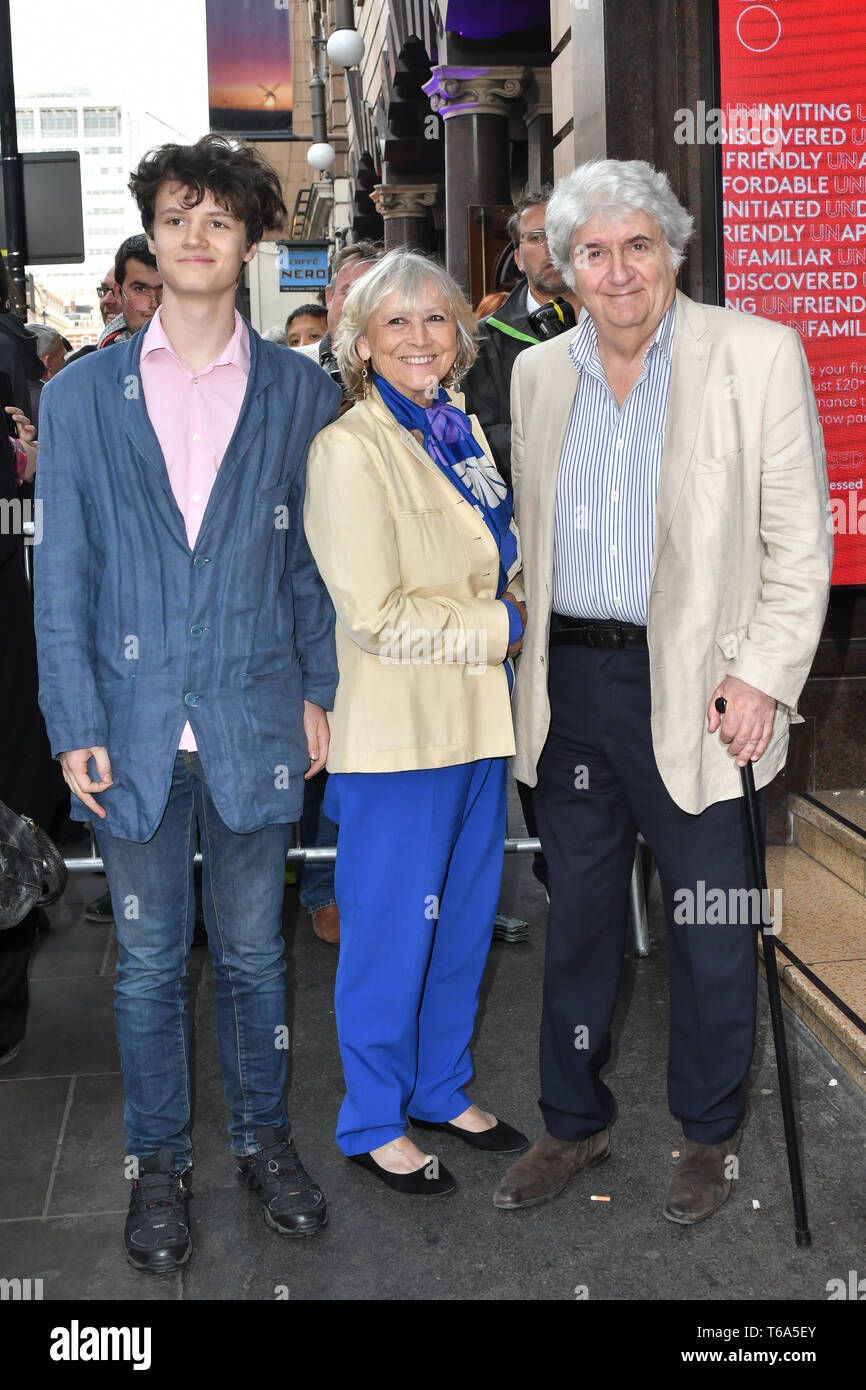 London Coliseum, UK. 30. Apr 2019. Tom Conti Ankünfte an Mann von La Mancha, in London Coliseum am 30. April 2019, London, UK. Bild Capital/Alamy leben Nachrichten Stockfoto