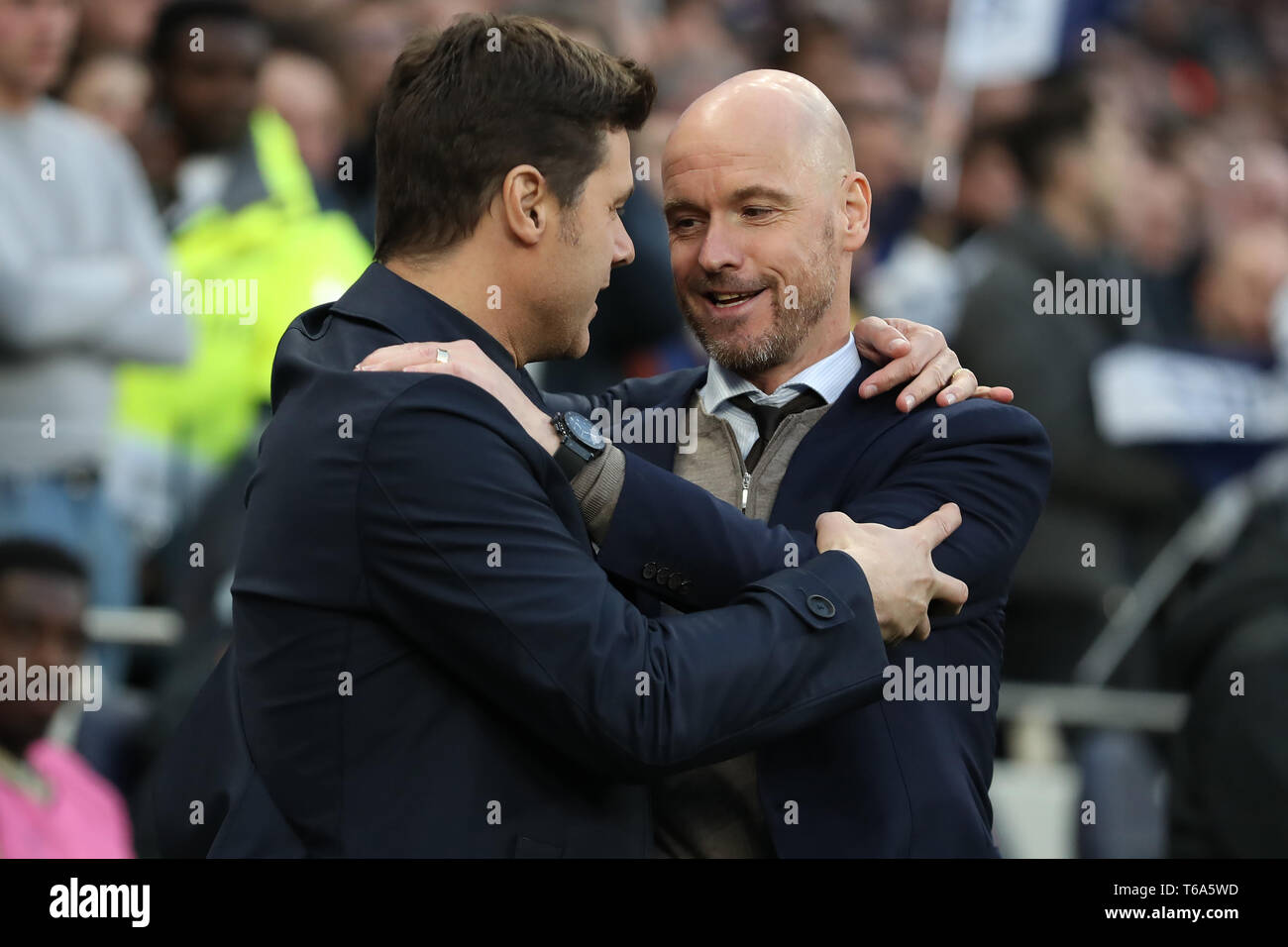 Tottenham Hotspur Stadion, London, UK. 30 Apr, 2019. UEFA Champions League Fußball, Halbfinale, Hinspiele, Tottenham Hotspur gegen Ajax; Tottenham Hotspur Manager Mauricio Pochettino spricht mit Ajax-Manager Erik 10 Hag Credit: Aktion plus Sport/Alamy leben Nachrichten Stockfoto