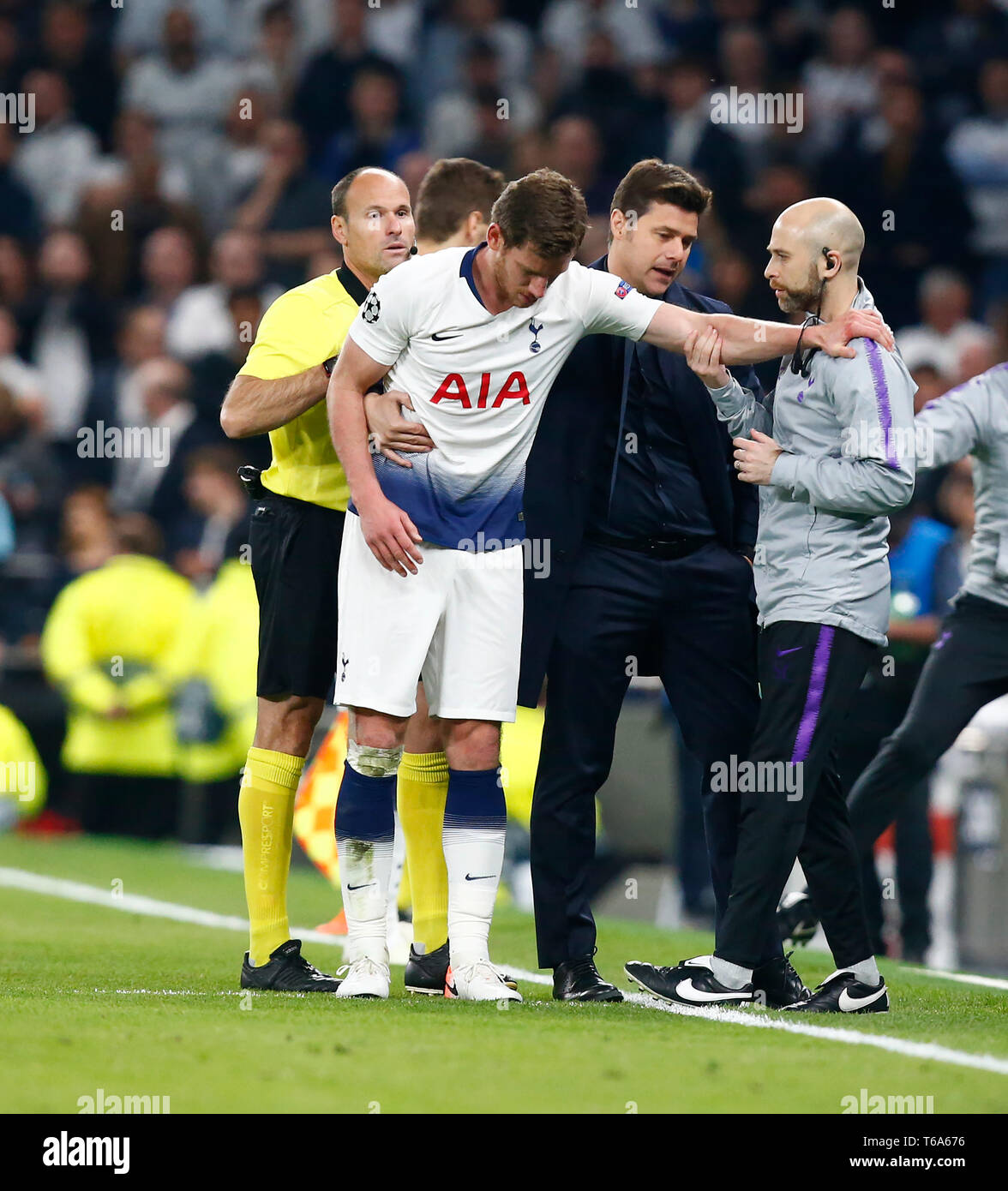 London, Vereinigtes Königreich. 30 Apr, 2019. Tottenham Hotspur Jan Vertonghen nimmt eine Verletzung und Tottenham Hotspur Manager Mauricio Pochettino, die versuchen, ihn aus der Pitch während der UEFA Championship League Halbfinale 1 Bein zwischen den Tottenham Hotspur und Ajax bei Tottenham Hotspur Stadion, London, Großbritannien am 30 Apr 2019 Credit: Aktion Foto Sport/Alamy leben Nachrichten Stockfoto