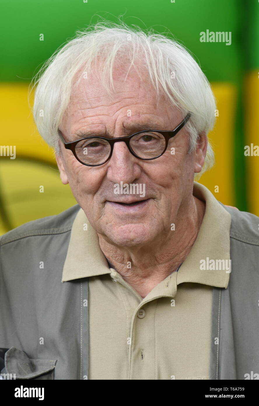 Köln, Deutschland. 30 Apr, 2019. Schauspieler Günther Maria Halmer Posen auf dem Set des Films 'Enkel für Anfänger". Credit: Horst Galuschka/dpa/Alamy leben Nachrichten Stockfoto