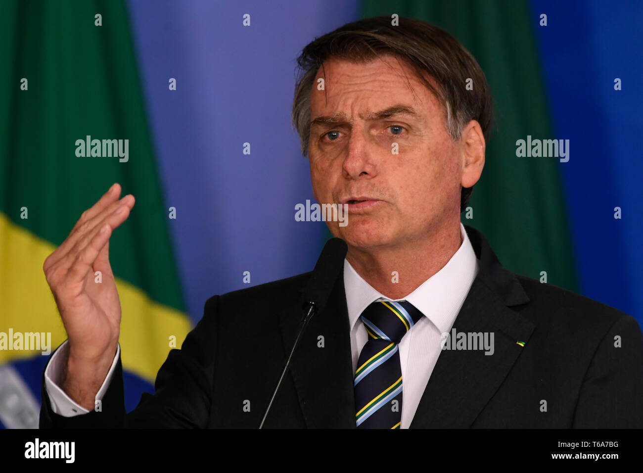 Jair Bolsonaro, Präsident der Republik, fördert dieser Dienstag, 30. April während der Unterzeichnung der Vorläufigen Maßnahme der wirtschaftlichen Freiheit statt im Palast des Planalto. Foto: Mateus Bonomi/AGIF Stockfoto