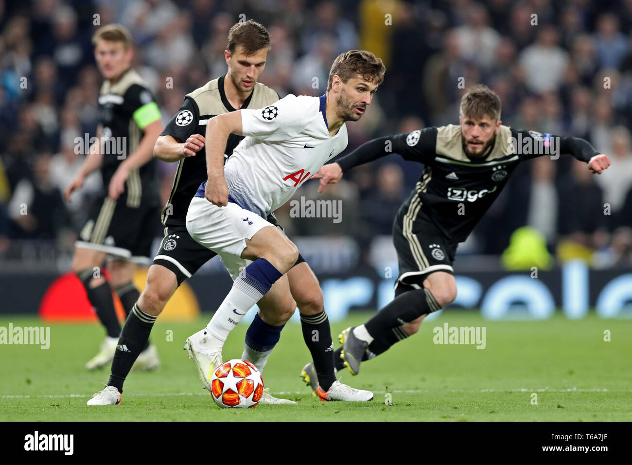 London, Großbritannien. 30. Apr 2019. Tottenham vorwärts Fernando Llorente hält eine Herausforderung während der UEFA Champions League Match zwischen den Tottenham Hotspur und Ajax Amsterdam an der White Hart Lane, London am Dienstag, 30. April 2019. (Credit: Jon Bromley | MI Nachrichten) Credit: MI Nachrichten & Sport/Alamy leben Nachrichten Stockfoto