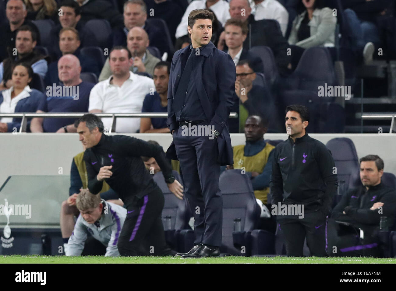 London, Großbritannien. 30. Apr 2019. Tottenham Manager Mauricio Pochettino Augen auf sein Gegenüber Manager während der UEFA Champions League Match zwischen den Tottenham Hotspur und Ajax Amsterdam an der White Hart Lane, London am Dienstag, 30. April 2019. (Credit: Jon Bromley | MI Nachrichten) Credit: MI Nachrichten & Sport/Alamy leben Nachrichten Stockfoto