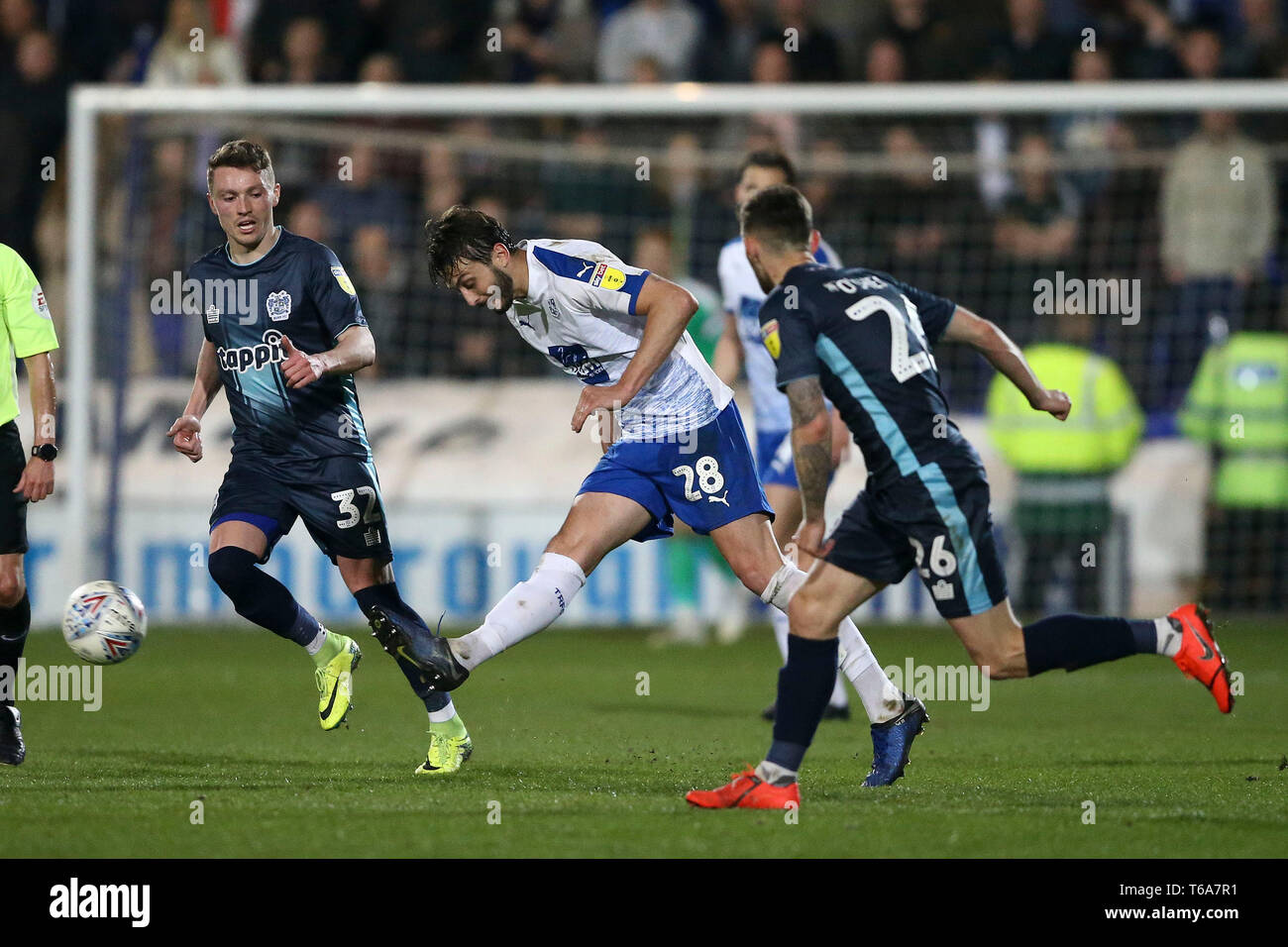 Birkenhead/Großbritannien. 30 Apr, 2019. Oliver Banken der Tranmere Rovers (28) hebt die Kugel. EFL Skybet Fußball-Liga zwei übereinstimmen, Tranmere Rovers v Bury FC am Prenton Park, Birkenhead, Wirral am Dienstag, 30. April 2019. Dieses Bild dürfen nur für redaktionelle Zwecke verwendet werden. Nur die redaktionelle Nutzung, eine Lizenz für die gewerbliche Nutzung erforderlich. Keine Verwendung in Wetten, Spiele oder einer einzelnen Verein/Liga/player Publikationen. pic von Chris Stading/Andrew Orchard sport Fotografie/Alamy leben Nachrichten Stockfoto