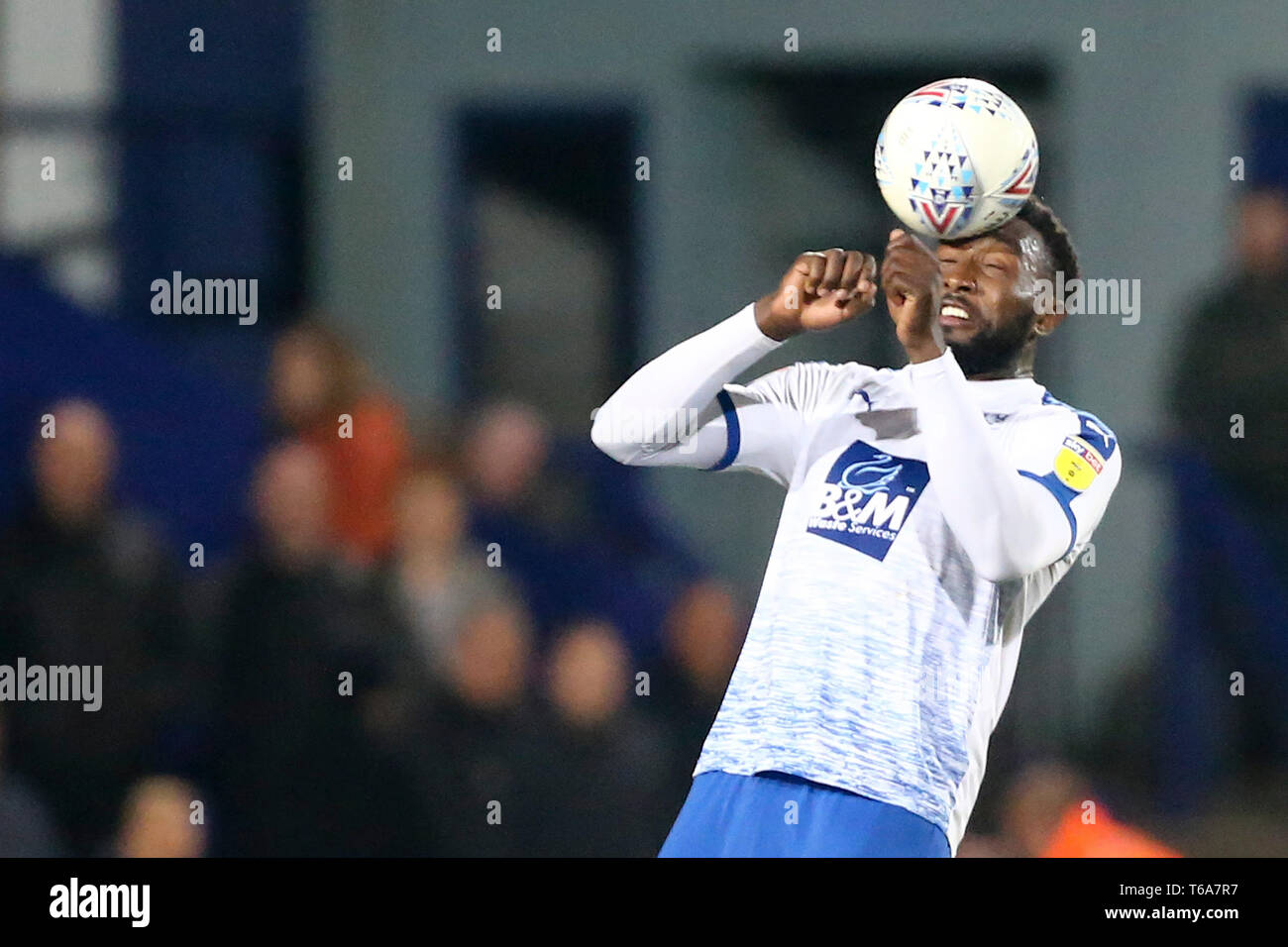 Birkenhead/Großbritannien. 30 Apr, 2019. Emmanuel Monthe der Tranmere Rovers leitet den Ball. EFL Skybet Fußball-Liga zwei übereinstimmen, Tranmere Rovers v Bury FC am Prenton Park, Birkenhead, Wirral am Dienstag, 30. April 2019. Dieses Bild dürfen nur für redaktionelle Zwecke verwendet werden. Nur die redaktionelle Nutzung, eine Lizenz für die gewerbliche Nutzung erforderlich. Keine Verwendung in Wetten, Spiele oder einer einzelnen Verein/Liga/player Publikationen. pic von Chris Stading/Andrew Orchard sport Fotografie/Alamy leben Nachrichten Stockfoto