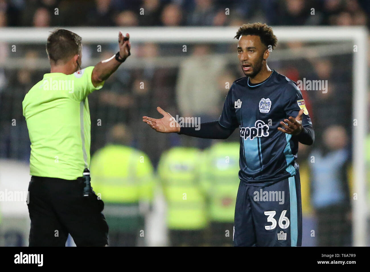 Birkenhead/Großbritannien. 30 Apr, 2019. Nicky Maynard von Bury remonstrates mit Schiedsrichter David Webb. EFL Skybet Fußball-Liga zwei übereinstimmen, Tranmere Rovers v Bury FC am Prenton Park, Birkenhead, Wirral am Dienstag, 30. April 2019. Dieses Bild dürfen nur für redaktionelle Zwecke verwendet werden. Nur die redaktionelle Nutzung, eine Lizenz für die gewerbliche Nutzung erforderlich. Keine Verwendung in Wetten, Spiele oder einer einzelnen Verein/Liga/player Publikationen. pic von Chris Stading/Andrew Orchard sport Fotografie/Alamy leben Nachrichten Stockfoto