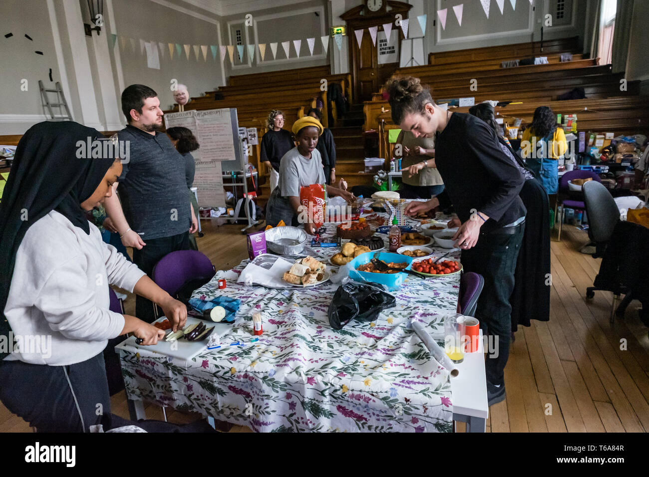 London, Großbritannien. 30.April 2018. Goldschmiede Anti-Racist Action feiern 50 Tagen der Besetzung des Management Gebäude, der ehemaligen Deptford Rathaus und bereiten das Essen für eine Party. Die Besetzung begann, als der Universität nicht ausreichend auf rassistischen Mißbrauch eines Kandidaten in der studentischen Wahlen zu reagieren. Studenten der Universität nicht BAME Studenten und Arbeitnehmer fair zu behandeln, und unter anderen Anforderungen bestehen Goldschmieden produziert einen strategischen Plan, den Rassismus zu bekämpfen. Credit: Peter Marschall/Alamy leben Nachrichten Stockfoto