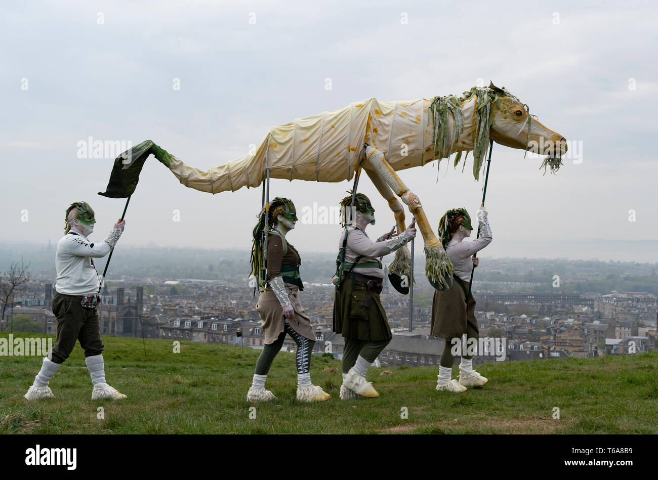 Edinburgh, Schottland, Großbritannien. 30 April, 2019. Beltane Fire Festival läutet im Sommer am Dienstag, 30. April mit einer spektakulären Darstellung von Feuer, immersive Theater, Trommeln, Body Paint und aufwendigen Kostümen. Von manchen als die mittelalterlichen Burning Man beschrieben, diese Alternative zum Tag der Feier wird neu der alten keltischen Festival mit rund 300 freiwilligen Darsteller für Tausende von Zuschauern aus der ganzen Welt auf Calton Hill, Edinburgh. Credit: Iain Masterton/Alamy leben Nachrichten Stockfoto