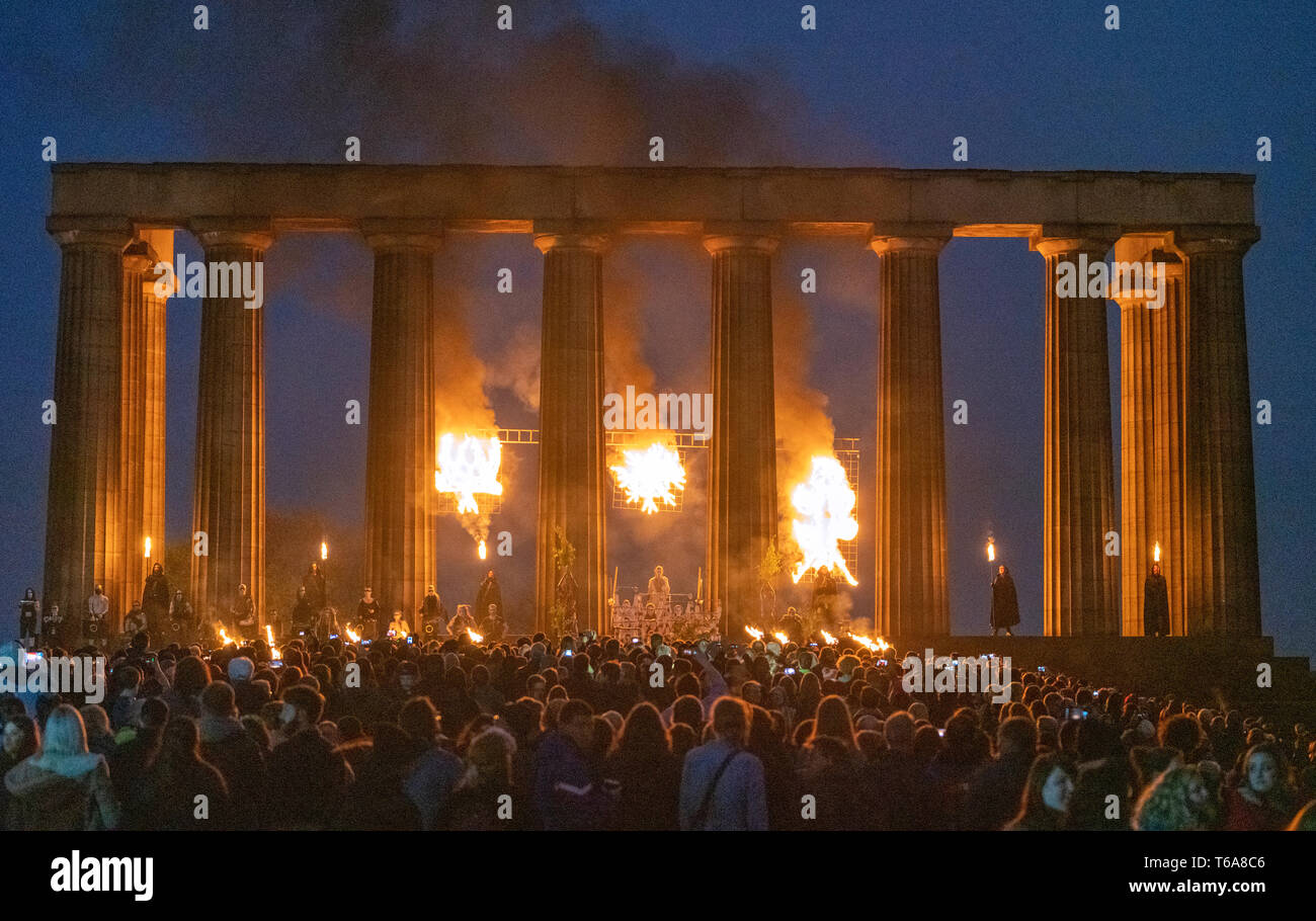 Edinburgh, Schottland, Großbritannien. 30 April, 2019. Beltane Fire Festival läutet im Sommer am Dienstag, 30. April mit einer spektakulären Darstellung von Feuer, immersive Theater, Trommeln, Body Paint und aufwendigen Kostümen. Von manchen als die mittelalterlichen Burning Man beschrieben, diese Alternative zum Tag der Feier wird neu der alten keltischen Festival mit rund 300 freiwilligen Darsteller für Tausende von Zuschauern aus der ganzen Welt auf Calton Hill, Edinburgh. Credit: Iain Masterton/Alamy leben Nachrichten Stockfoto
