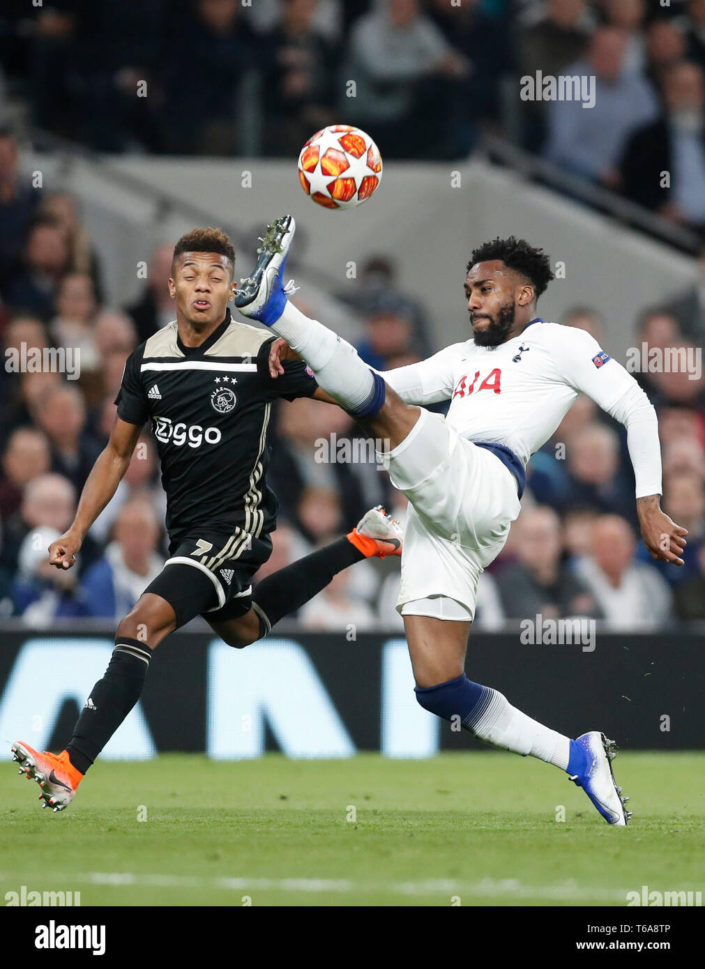 London, Großbritannien. 30 Apr, 2019. Tottenham Hotspur ist Danny Rose (R) Mias mit Ajax David Neres während der UEFA Champions League Halbfinale Hinspiel Fußballspiel zwischen den Tottenham Hotspur und Ajax an der Tottenham Hotspur Stadion in London, Großbritannien am 30. April 2019. Ajax gewann 1:0. Credit: Han Yan/Xinhua/Alamy leben Nachrichten Stockfoto