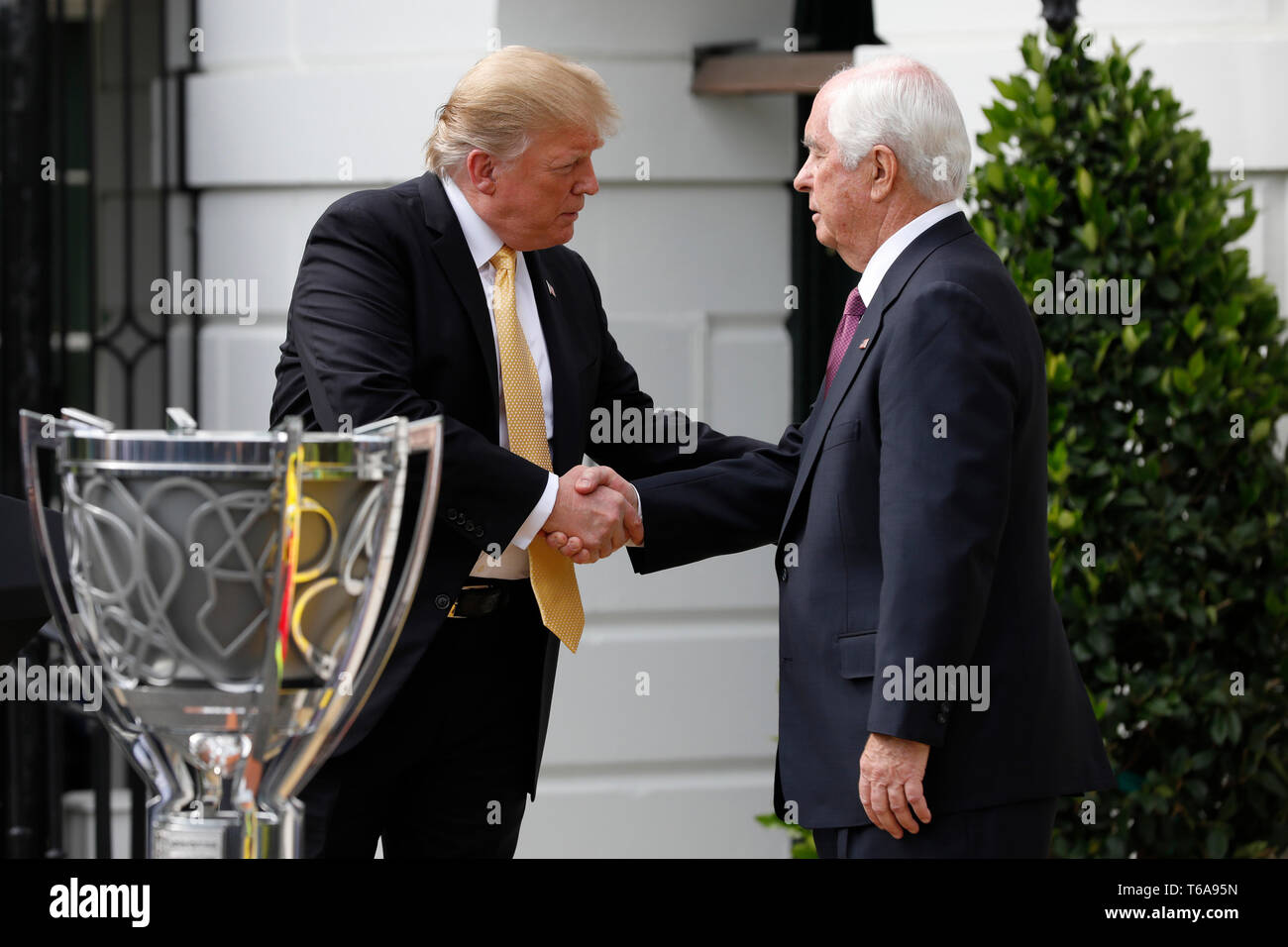Washington, Vereinigte Staaten von Amerika. 30 Apr, 2019. Präsidenten der Vereinigten Staaten Donald J. Trumpf (L) rüttelt Hände mit Roger Penske, Gründer und Vorsitzender von Penske Corporation; als er grüßt 2018 NASCAR Cup Champion Joey Logano auf dem Südrasen des Weißen Hauses in Washington am 30. April 2019. Credit: Yuri Gripas/Pool über CNP | Verwendung der weltweiten Kredit: dpa/Alamy leben Nachrichten Stockfoto