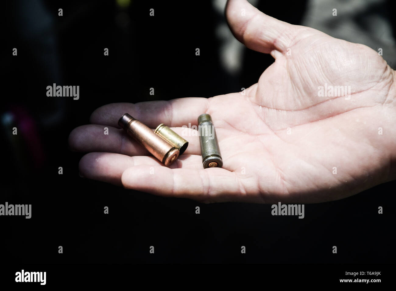 Ein Mann hält Bullet, die auf die Demonstranten bei einem Militärputsch in Caracas erschossen wurden. Venezolanischen Militärs, die Unterstützung der venezolanischen Opposition leader Juan Guaido sind auf die Strasse mit ihren Waffen zusammen mit der Regierung die Demonstranten in einem Militärputsch gegen die sozialistische Regierung unter der Führung von Präsident Nicolas Maduro. Stockfoto