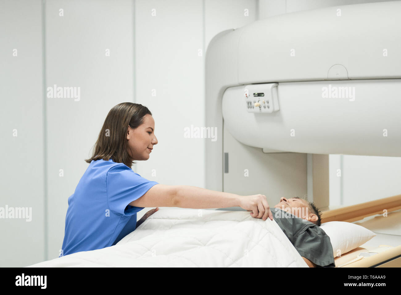 Ärztliche Untersuchung mit MRT Magnetresonanztomographie Maschine in Klinik Stockfoto