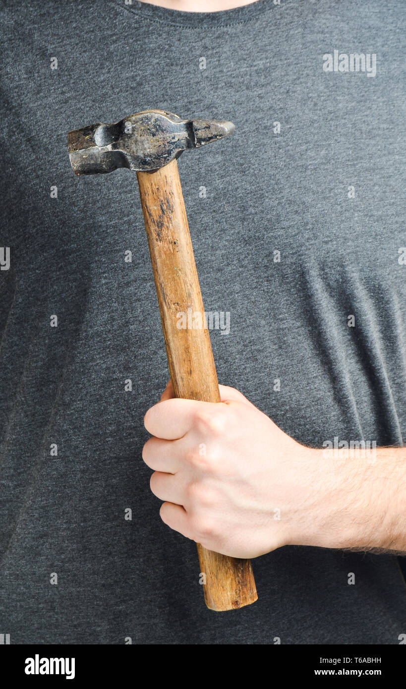 Hammer in der Hand des Mannes. Stockfoto