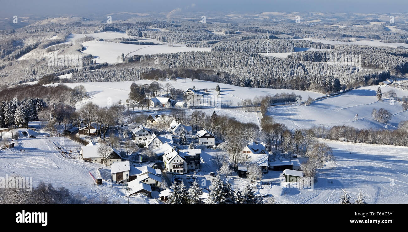 Siedlung Wildewiese in der verschneiten Landschaft, Sundern, Sauerland, Nordrhein-Westfalen, Deutschland Stockfoto