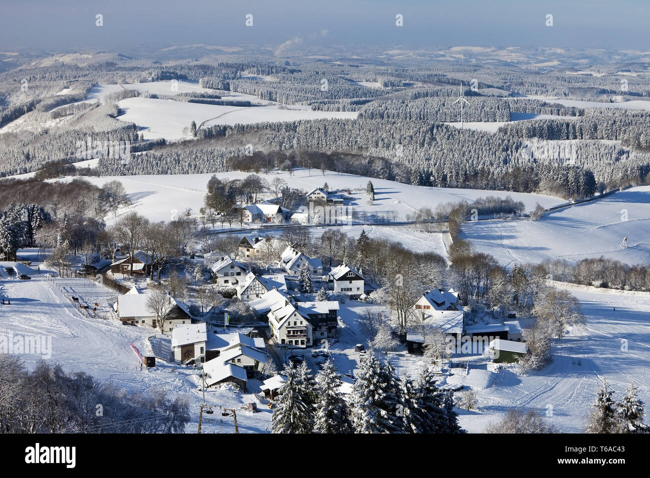 Siedlung Wildewiese in der verschneiten Landschaft, Sundern, Sauerland, Nordrhein-Westfalen, Deutschland Stockfoto