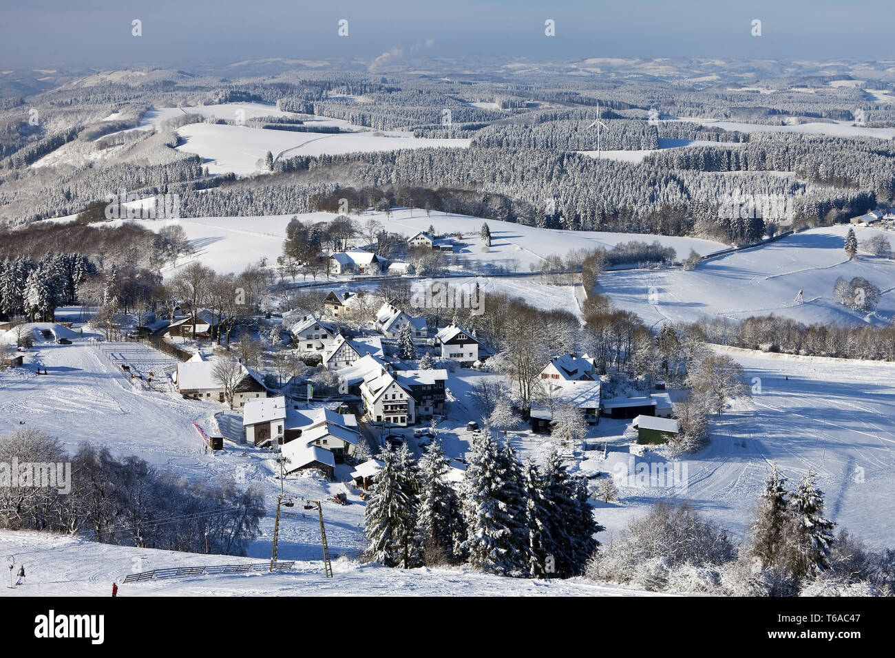 Siedlung Wildewiese in der verschneiten Landschaft, Sundern, Sauerland, Nordrhein-Westfalen, Deutschland Stockfoto