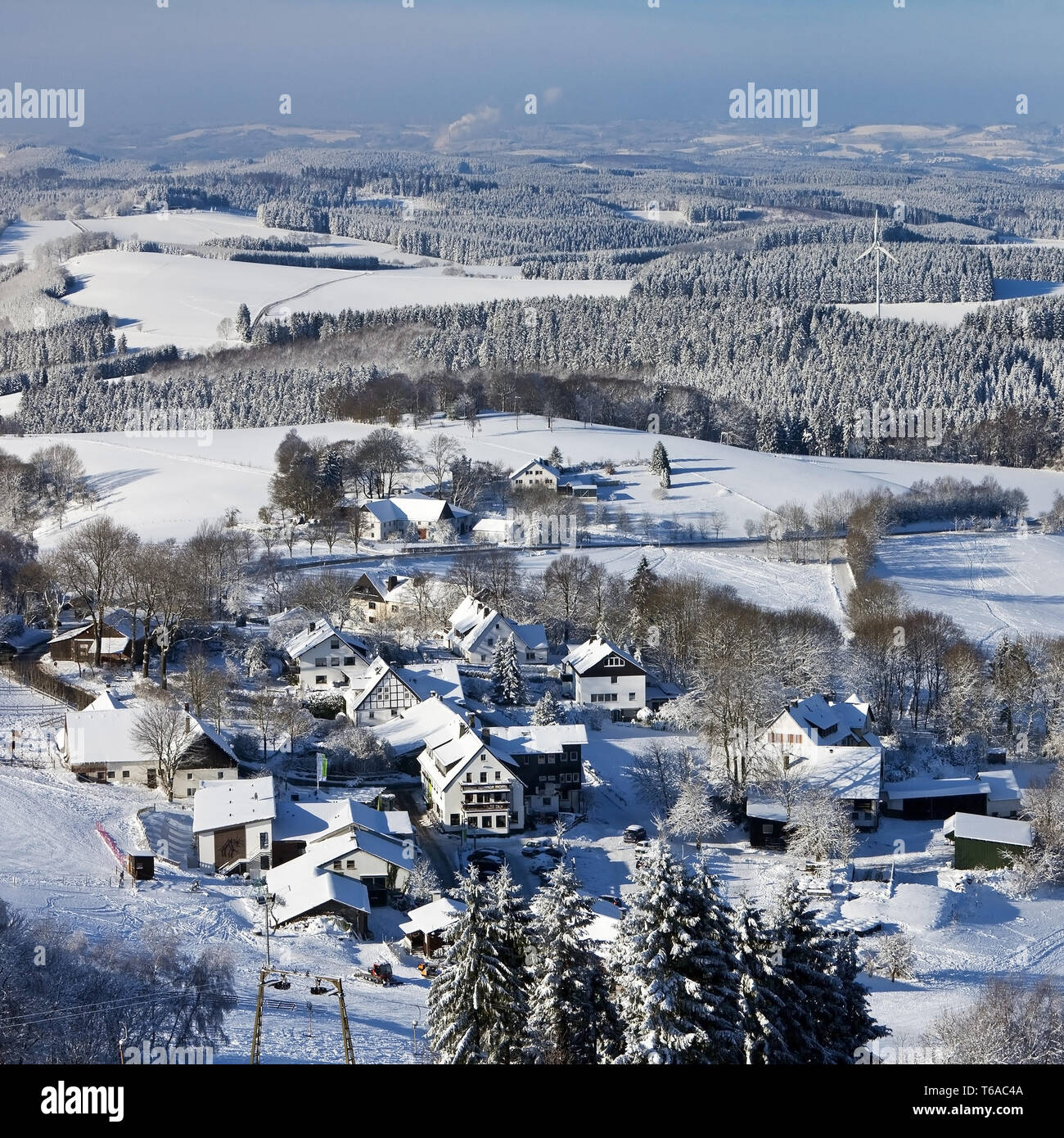 Siedlung Wildewiese in der verschneiten Landschaft, Sundern, Sauerland, Nordrhein-Westfalen, Deutschland Stockfoto