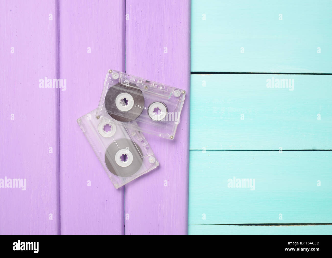 Zwei retro Audio Kassetten aus den 80er Jahren auf einem Blau Violett Holz- Hintergrund. Ansicht von oben. Stockfoto