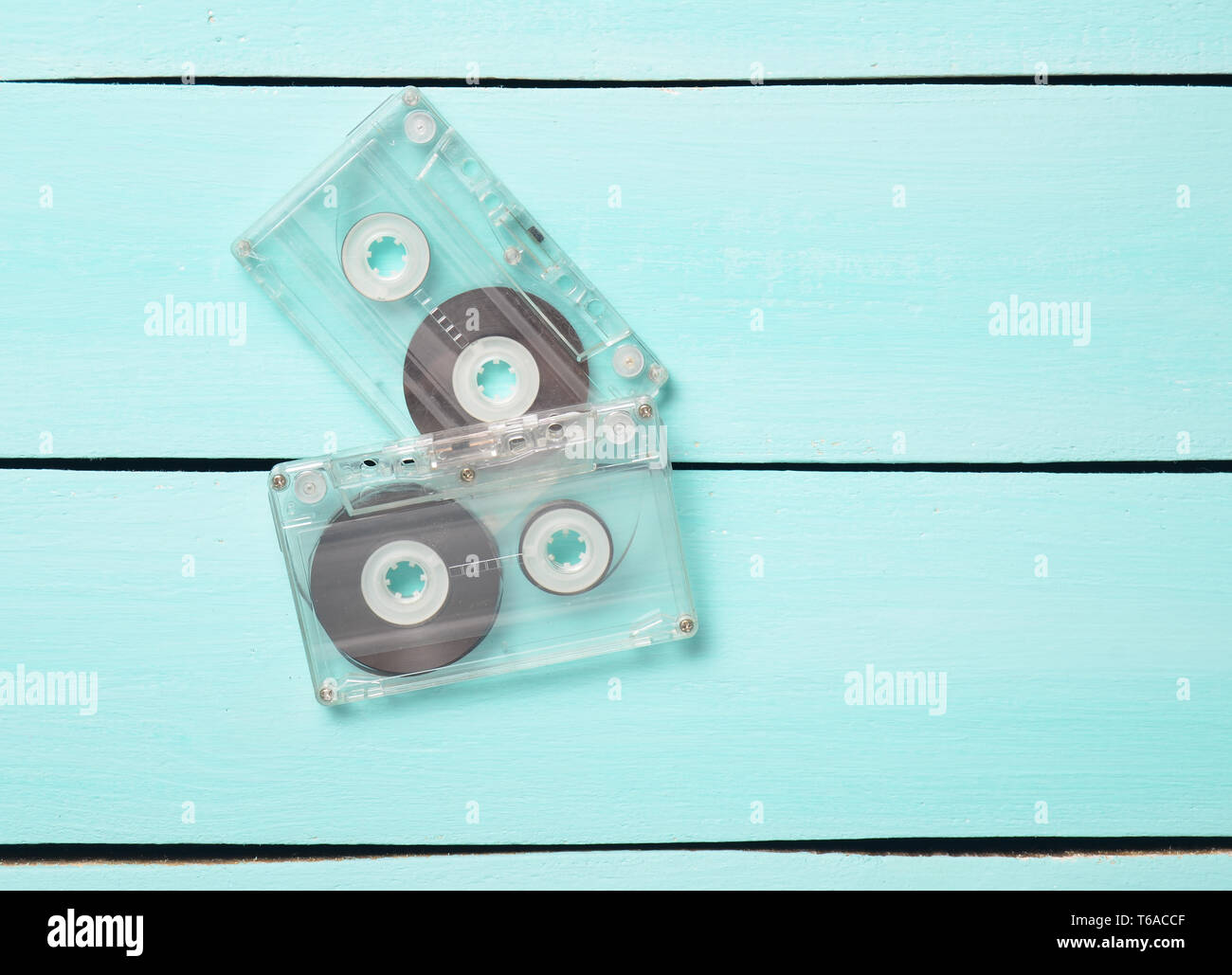 Zwei retro tonbandkassetten von 80s auf einem blauen Hintergrund aus Holz. Ansicht von oben. Stockfoto