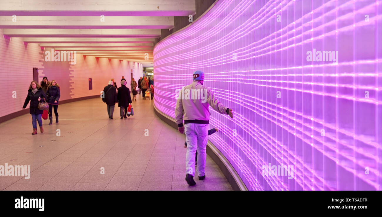 Bahnhof Unterführung mit rosa LED-Bildschirm in der Fassade, Essen, Ruhrgebiet, Deutschland, Europa Stockfoto