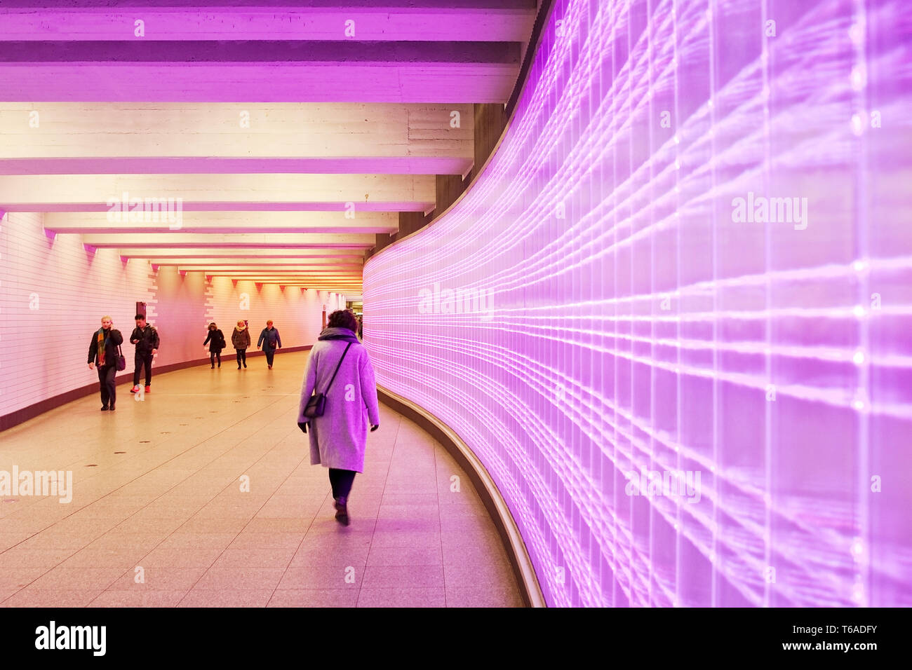 Bahnhof Unterführung mit rosa LED-Bildschirm in der Fassade, Essen, Ruhrgebiet, Deutschland, Europa Stockfoto