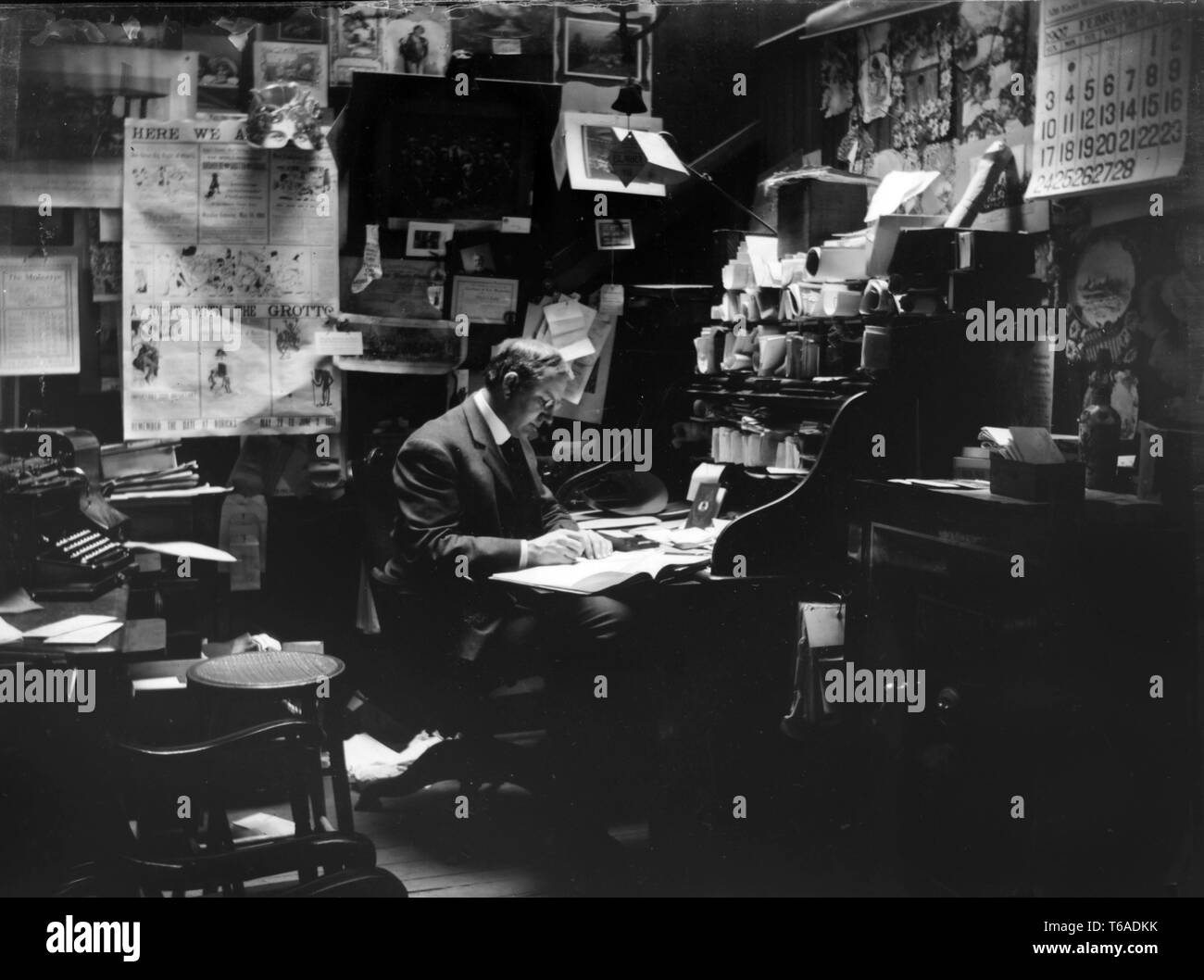 Eine Zeitung Editor arbeitet an seinem Schreibtisch überladen, Ca. 1907. Stockfoto