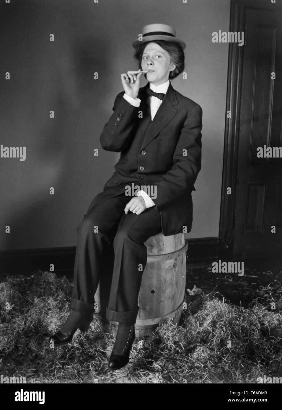 Eine Frau verkleidet als Mann mit einem unbeleuchteten Zigarette im Mund Posen, Ca. 1910. Stockfoto