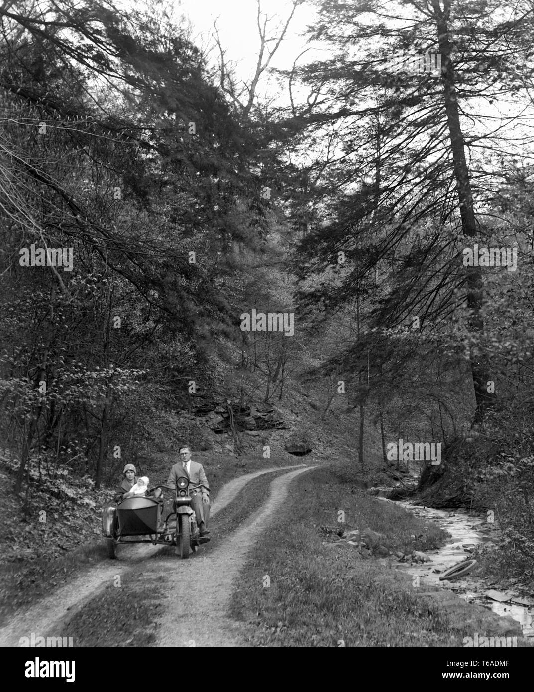 Die Familie geht für Motorrad und seitenwagen Reise in Pennsylvania, Ca. 1925. Stockfoto