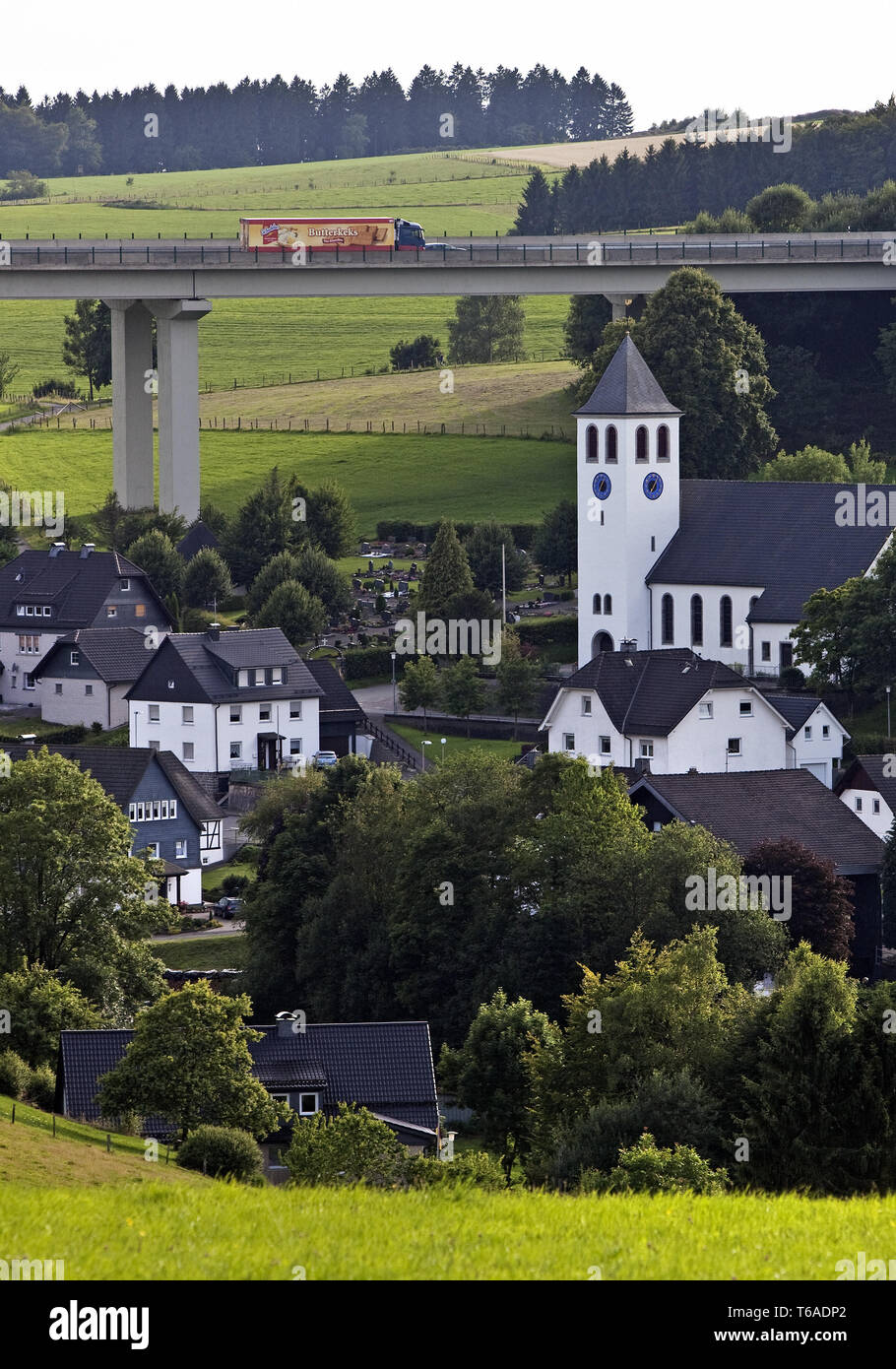 Bleche Dorf und Autobahn A45 Brücke, Drolshagen, Sauerland, Noth Nordrhein-Westfalen, Deutschland Stockfoto