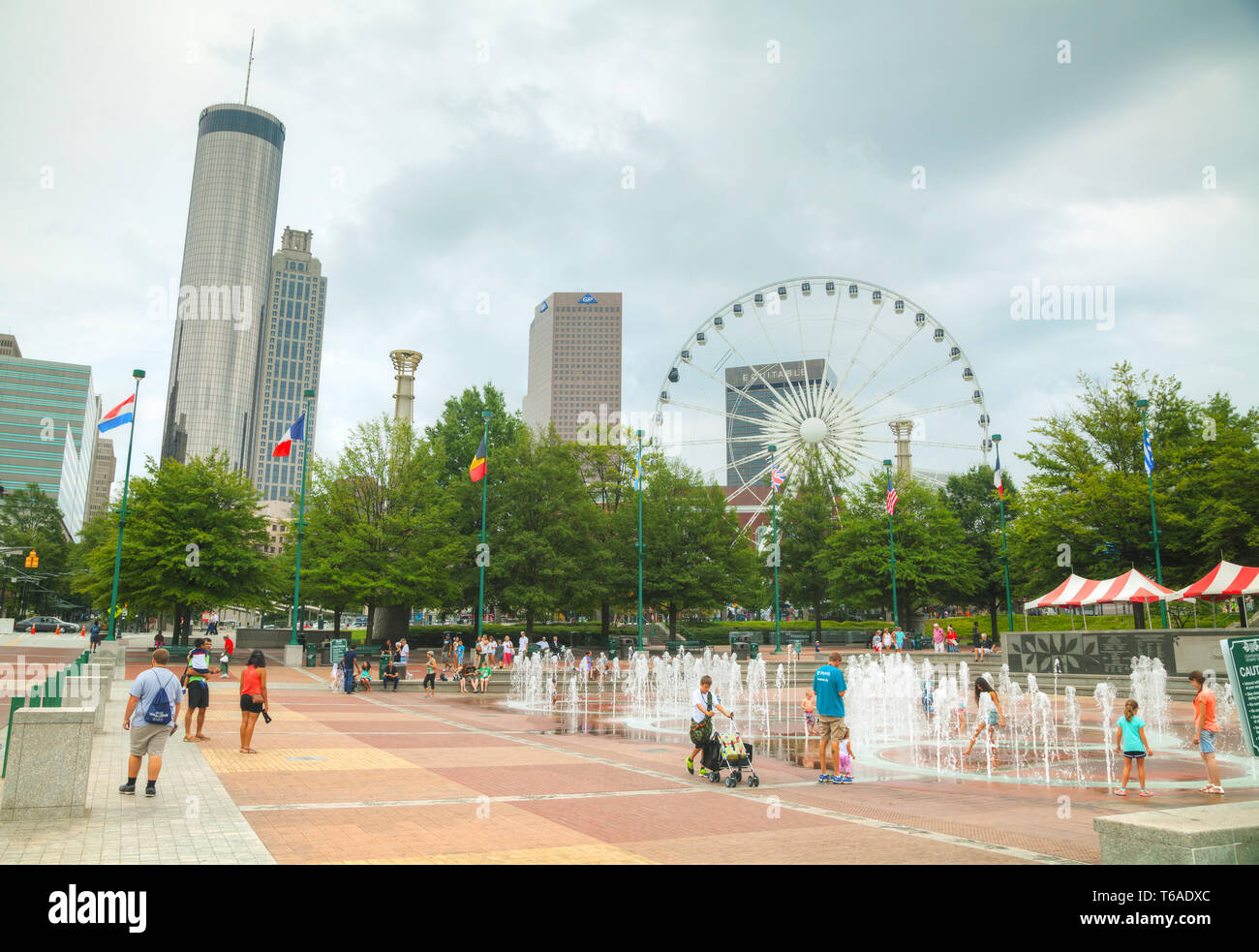 Centennial Olympic Park mit Menschen in Atlanta, GA Stockfoto