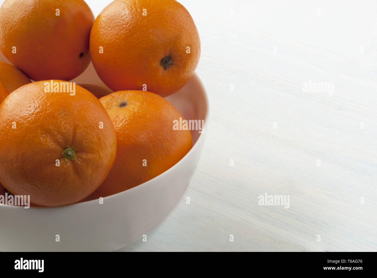 Orangen auf einer Platte Stockfoto