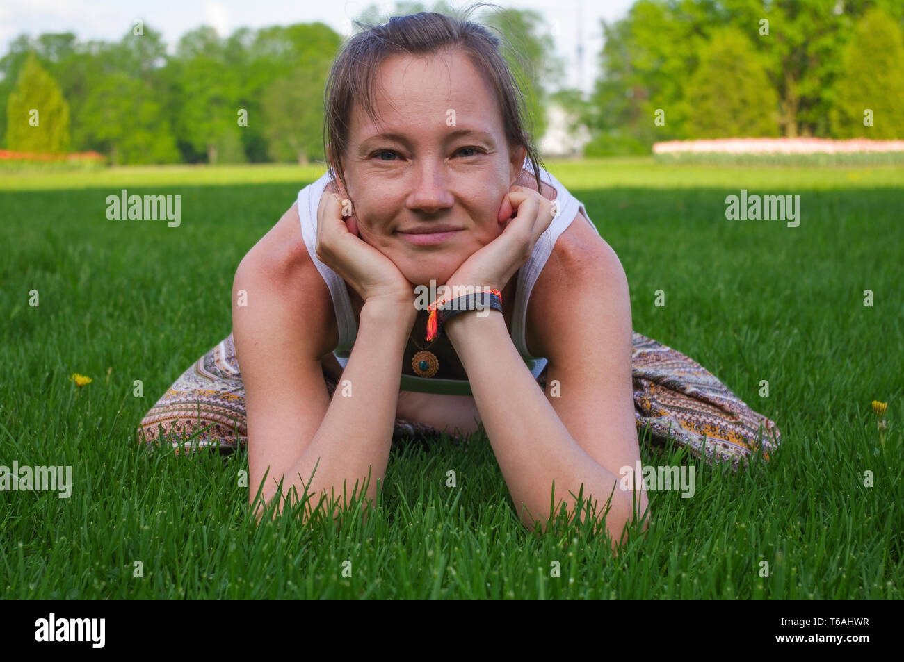 Junge Frau in Yoga sitting pose Meditation im Freien Stockfoto