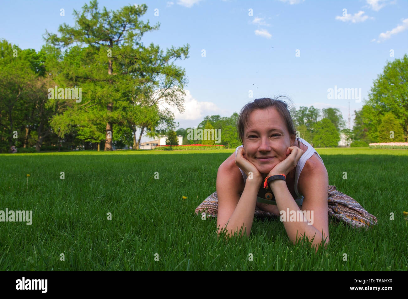 Junge Frau in Yoga sitting pose Meditation im Freien Stockfoto