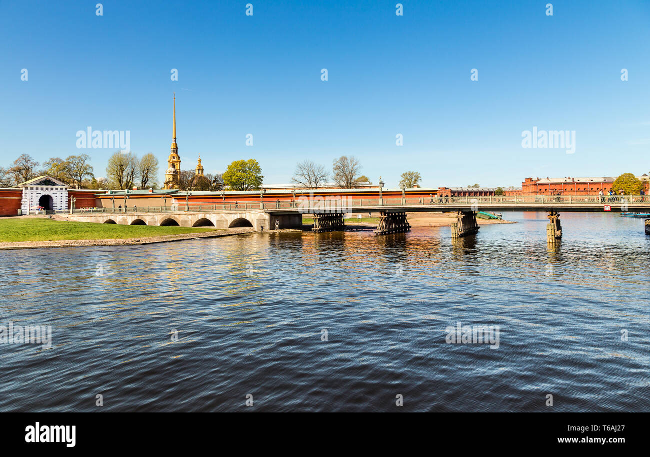 Der Eingang zu Peter und Paul Festung aus Ioannovsky Brücke. Stockfoto
