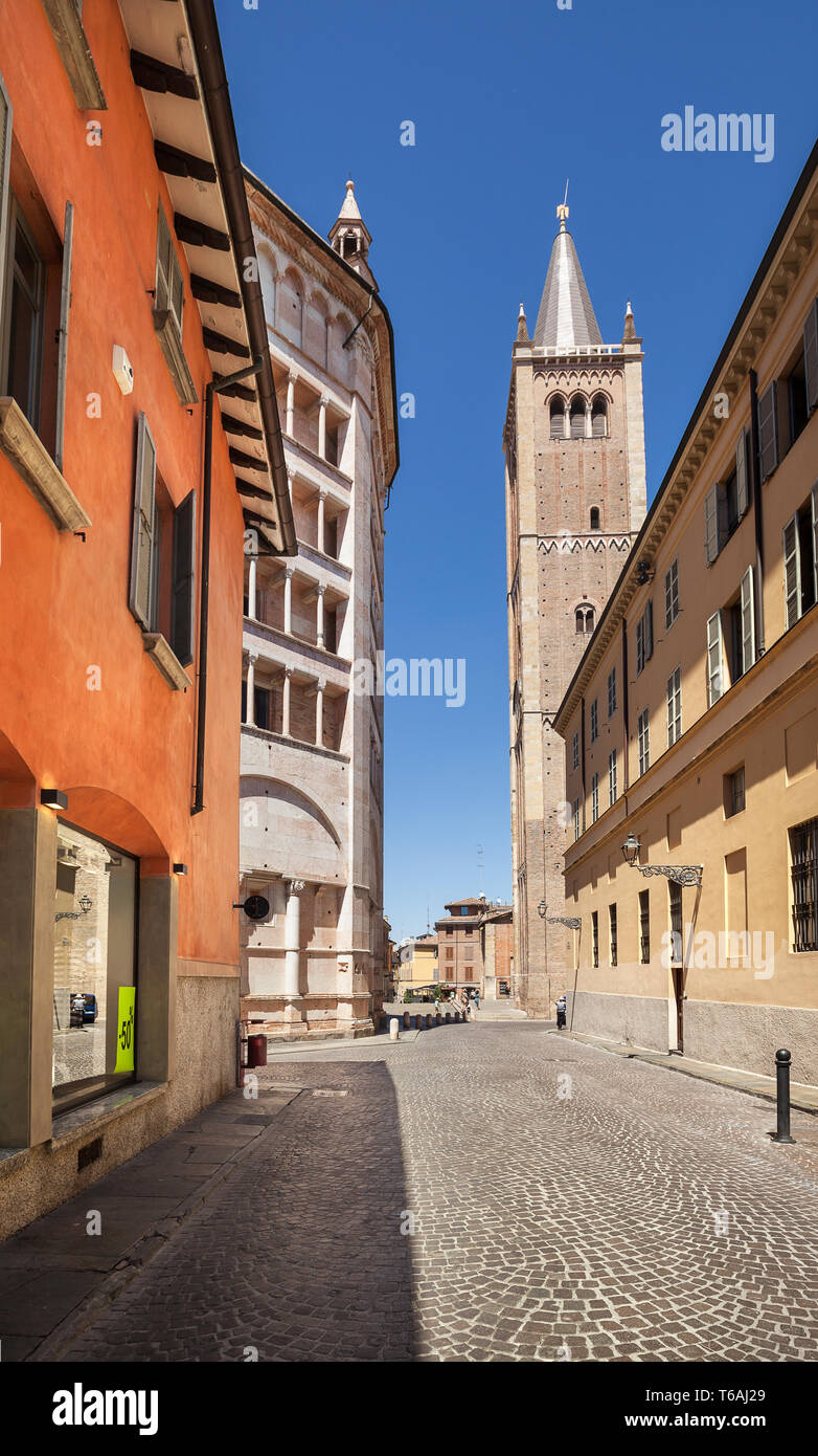 Parma, mit der Kathedrale und dem Baptisterium. Stockfoto