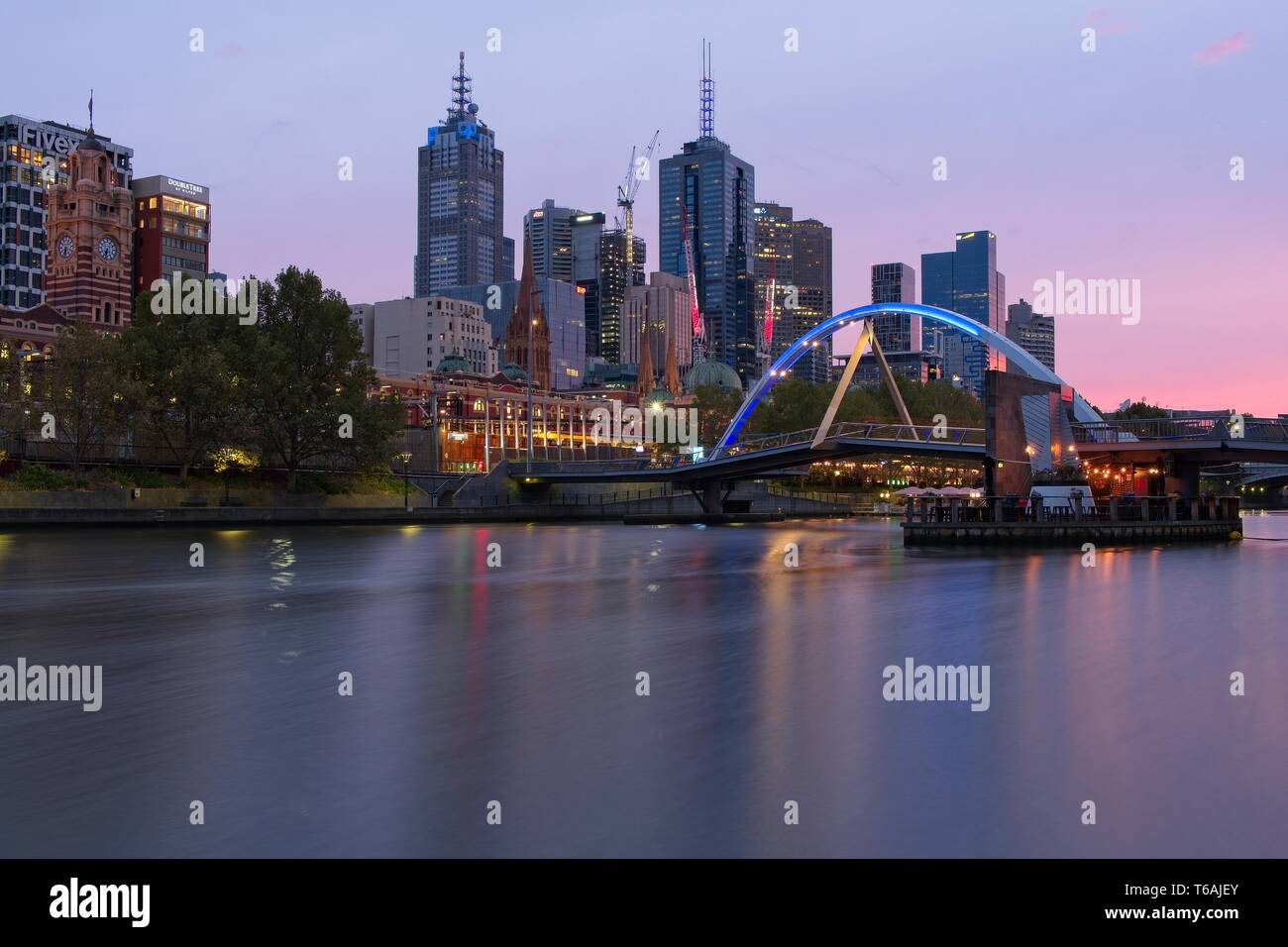 Skyline von Melbourne und Flinders Street Station über den Fluss Yarra bei Sonnenaufgang, als von Southbank gesehen Stockfoto